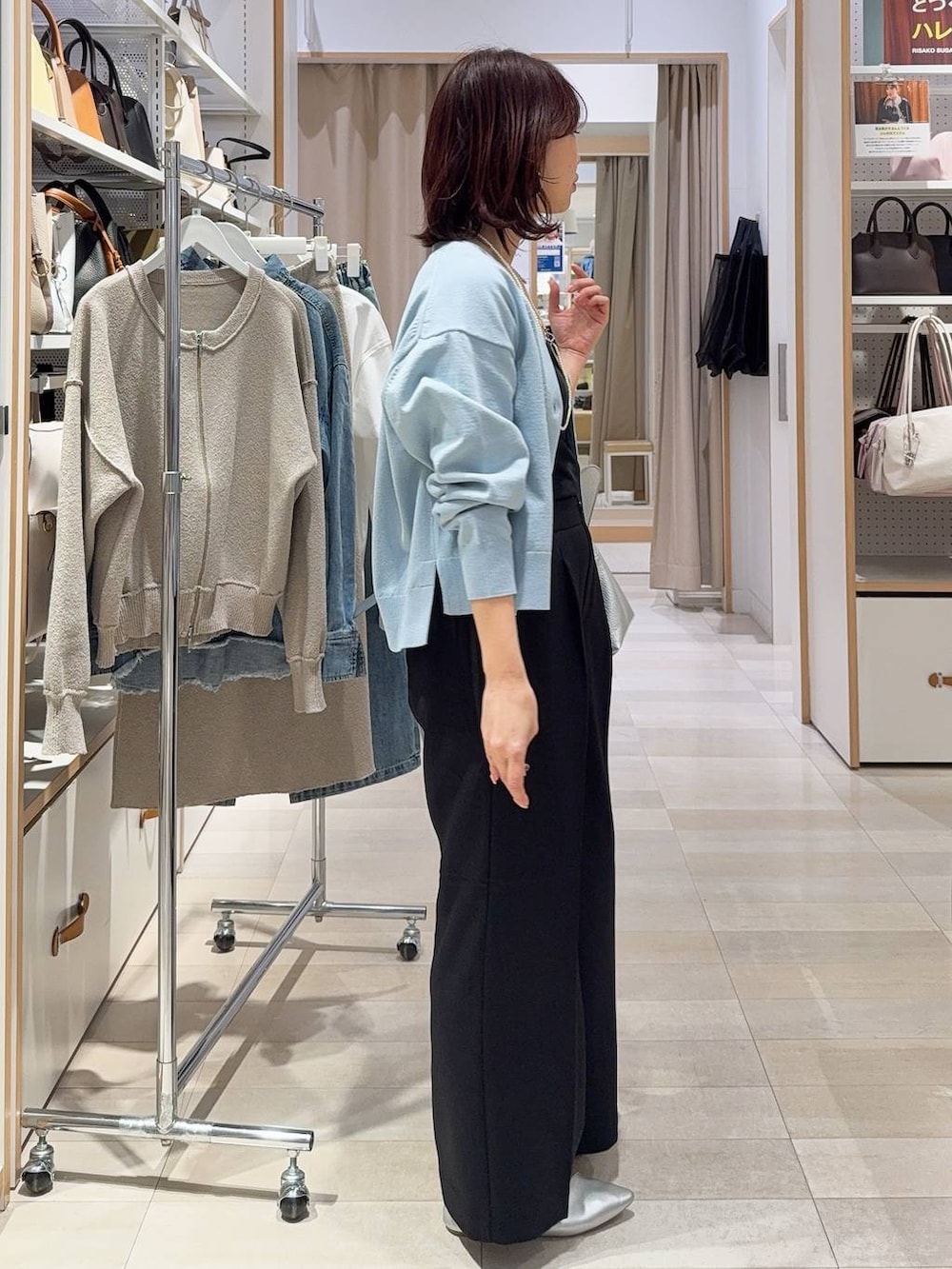 シルバー系のパンプス、ブラック系のキャミソール、ブラック系のその他パンツを着用したレディースの春コーディネートの7枚目の写真