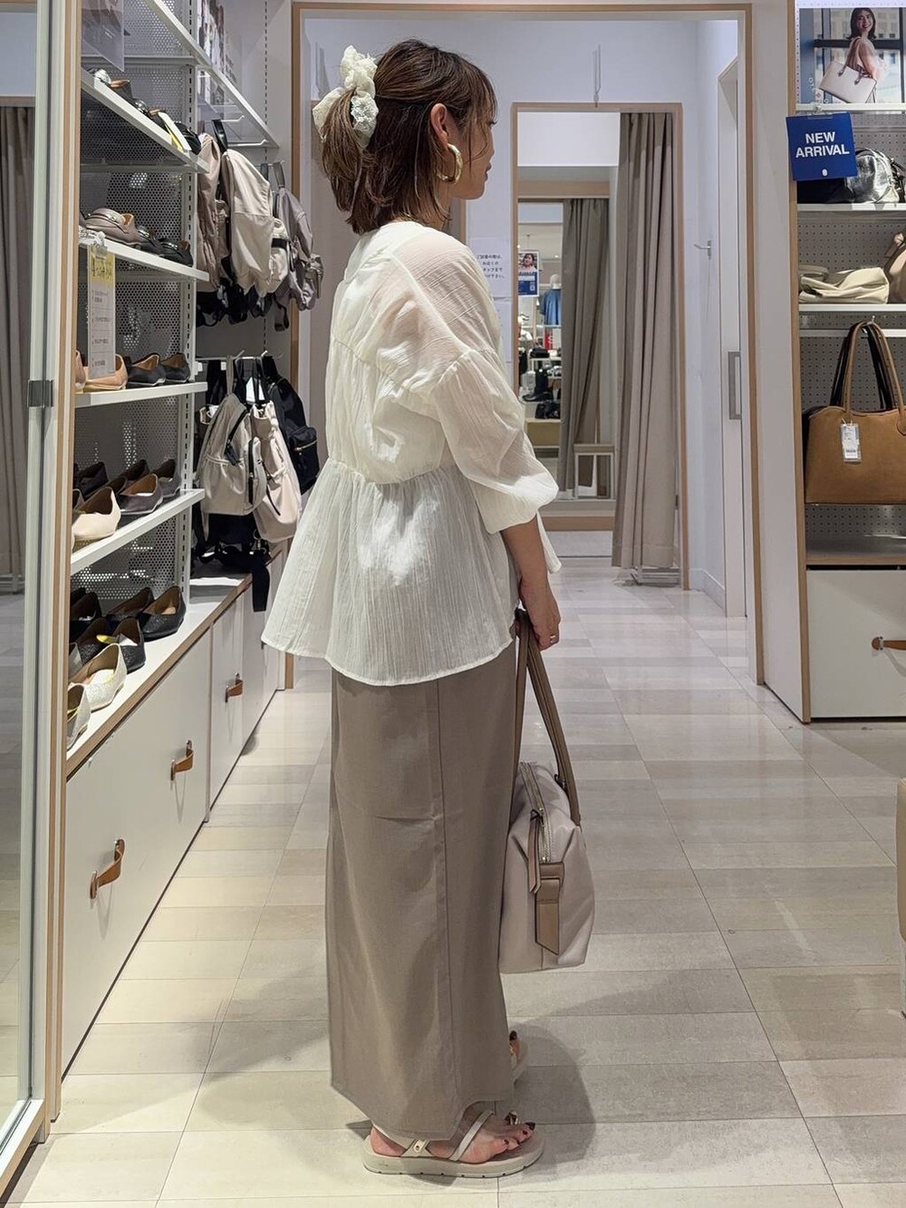 シルバー系のショルダーバッグ、ホワイト系のタンクトップ、その他のその他パンツを着用したレディースの夏コーディネートの5枚目の写真