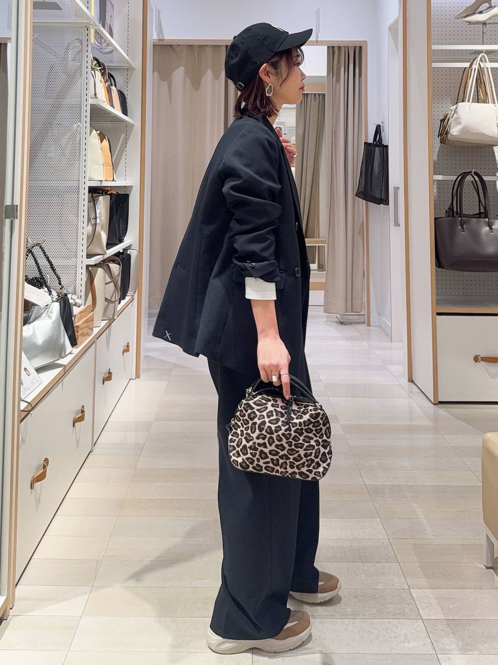 その他のショルダーバッグ、ブラウン系のその他シューズ、ブルー系のテーラードジャケットを着用したレディースの春コーディネートの6枚目の写真