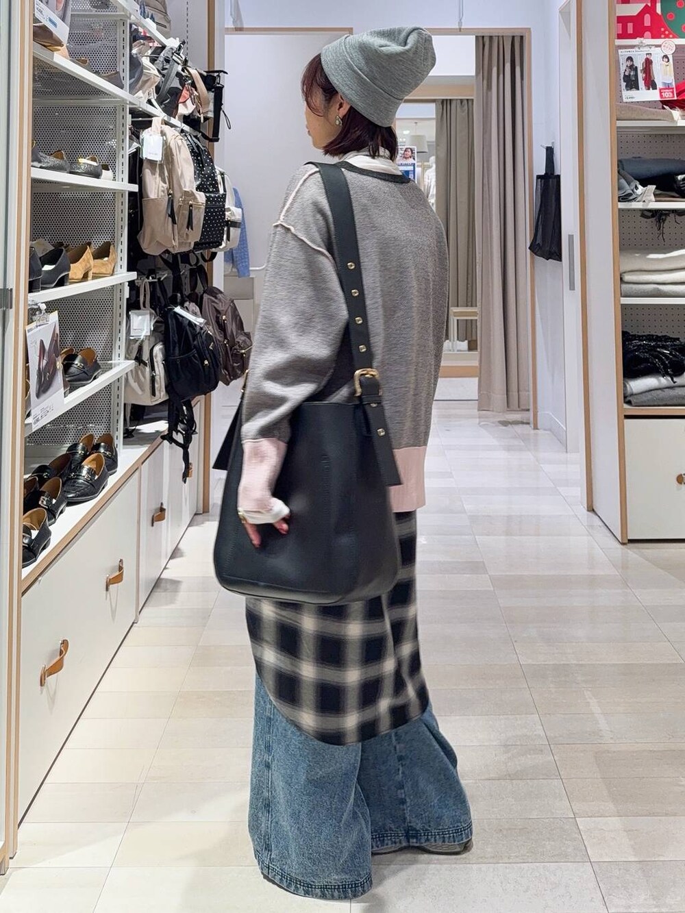 ブラック系のショルダーバッグ、ブラック系のその他アウター、ブラック系のシャツ/ブラウスを着用したレディースの冬コーディネートの9枚目の写真