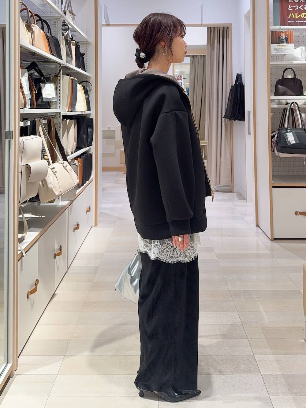 ホワイト系のTシャツ/カットソー、ブラック系のパーカー、ホワイト系のキャミソールを着用したレディースの冬コーディネートの7枚目の写真