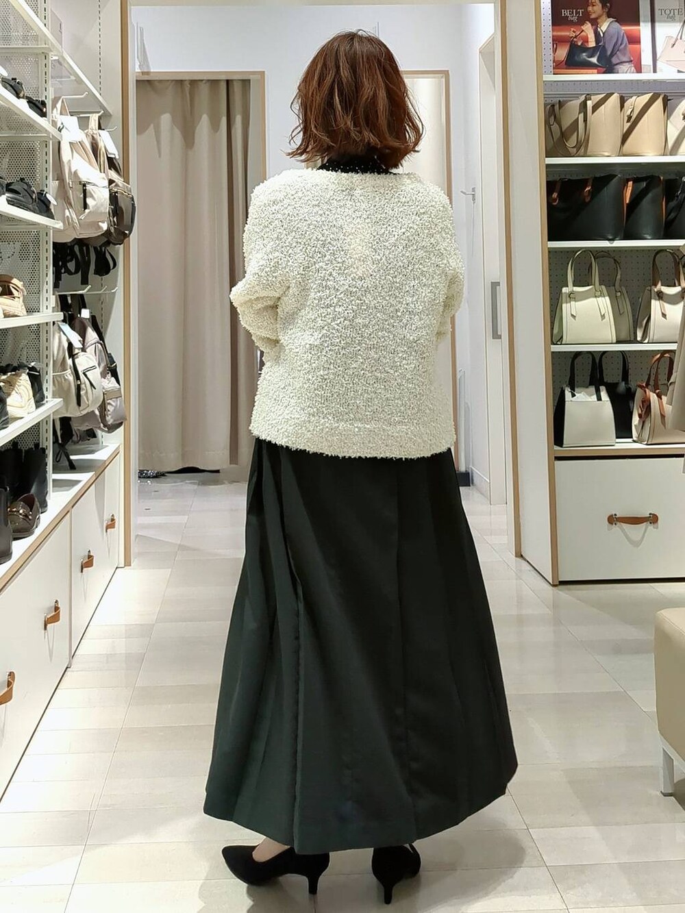 ベージュ系のショルダーバッグ、その他のパンプス、その他のシャツ/ブラウスを着用したレディースの春コーディネートの5枚目の写真