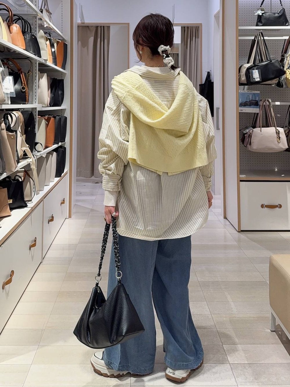 ホワイト系のブルゾン、ホワイト系のニット/セーター、イエロー系のカーディガン/ボレロを着用したレディースの春コーディネートの8枚目の写真