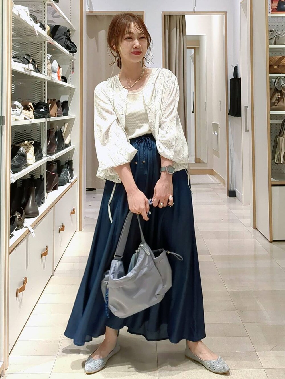 ブルー系のその他パンツ、ブラック系のショルダーバッグ、イエロー系のトレンチコートを着用したレディースの春コーディネートの3枚目の写真