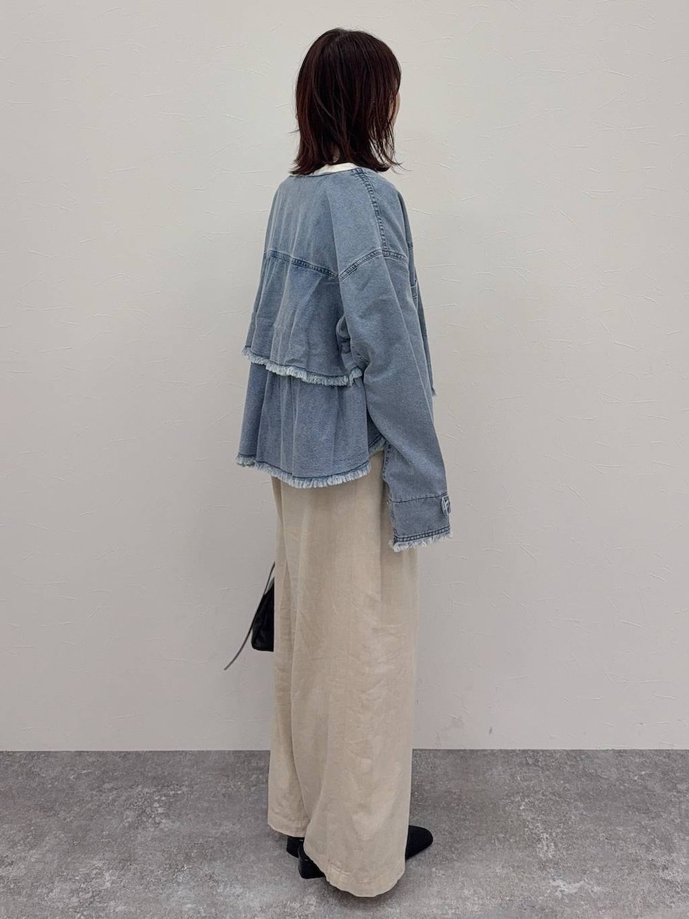 ホワイト系のその他パンツ、ブラック系のショルダーバッグ、シルバー系のネックレスを着用したレディースの春コーディネートの3枚目の写真