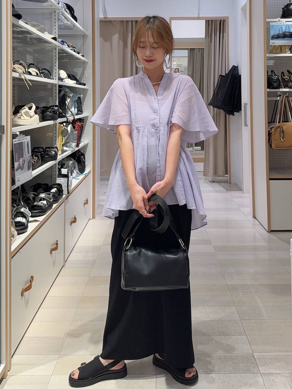 グレー系のTシャツ/カットソー、ブラック系のバックパック/リュック、ブラック系のスカートを着用したレディースの夏コーディネートの2枚目の写真