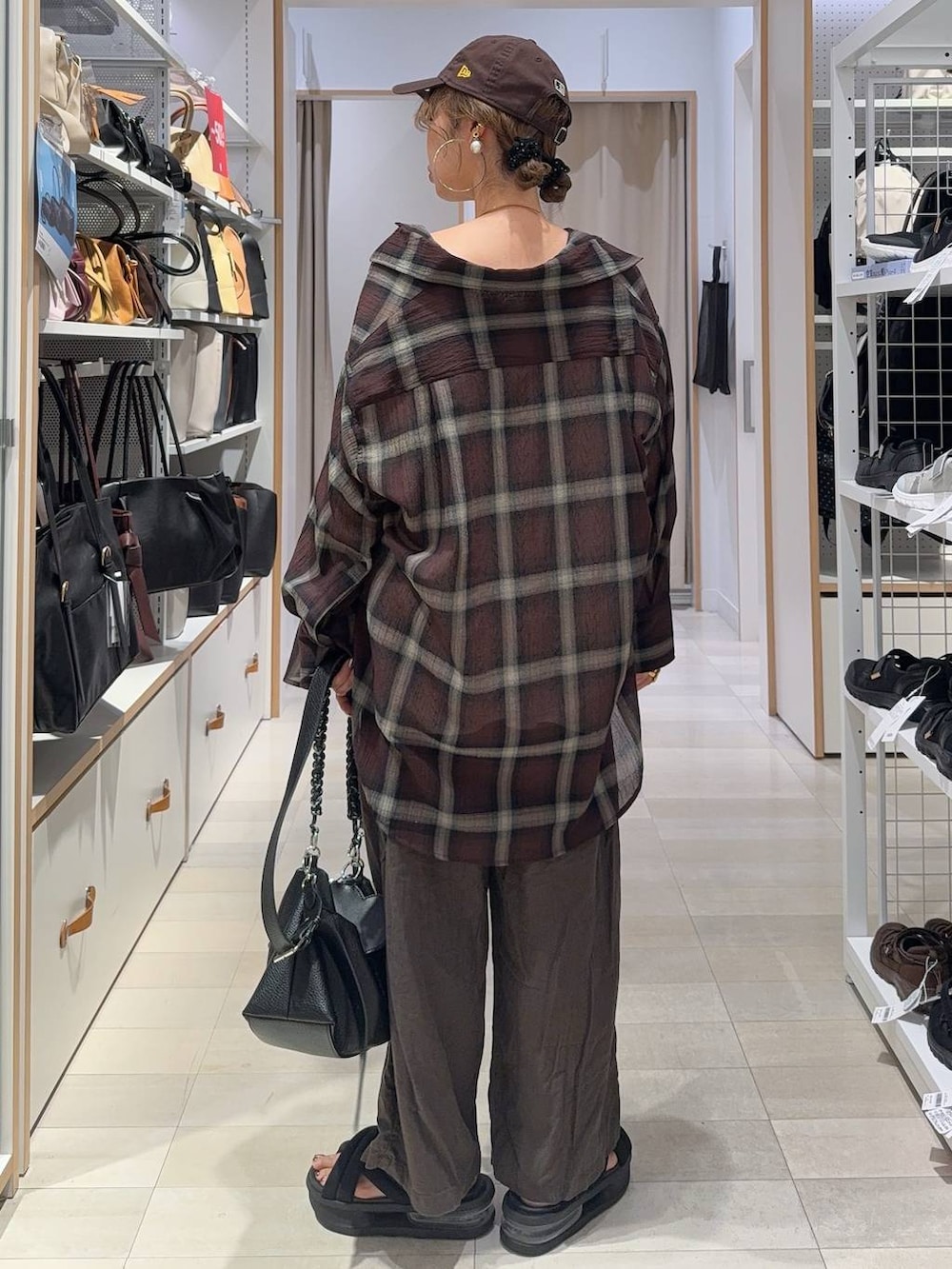 ブラウン系のその他パンツ、ブラウン系のシャツ/ブラウス、ゴールド系のネックレスを着用したレディースの夏コーディネートの7枚目の写真
