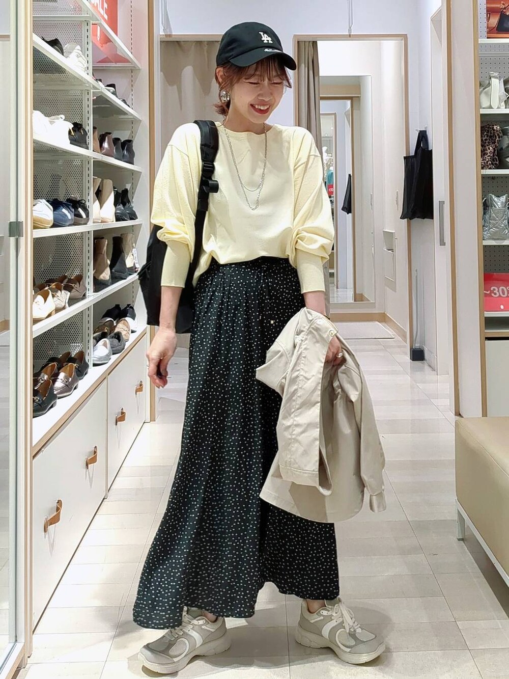 ホワイト系のその他パンツ、ベージュ系のパンプス、イエロー系のニット/セーターを着用したレディースの春コーディネートの2枚目の写真