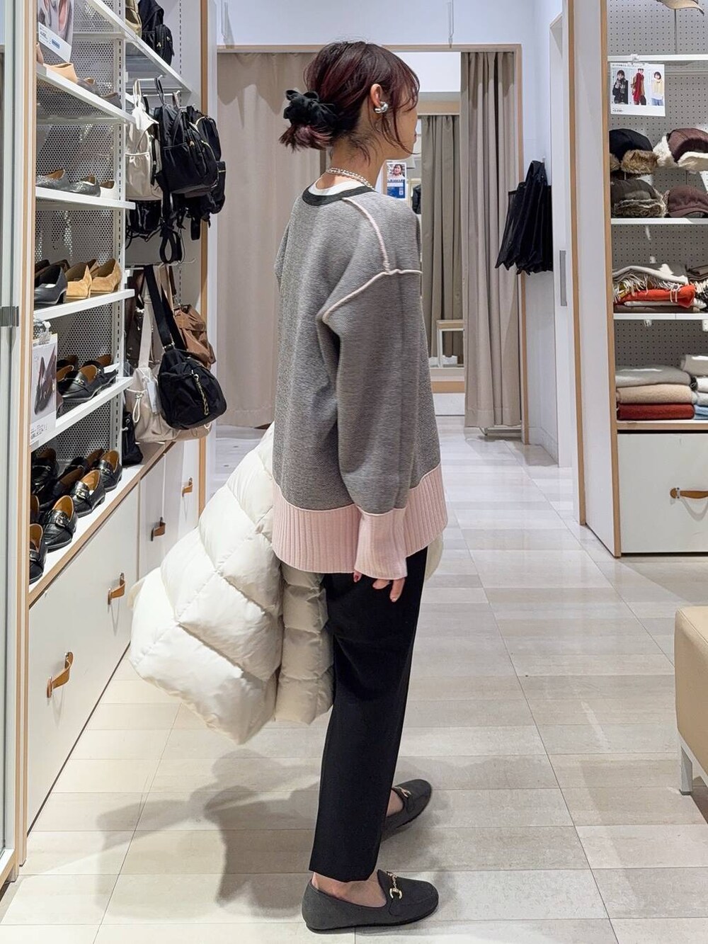 ブラック系のショルダーバッグ、ベージュ系のダウンジャケット/コート、ブラック系のその他パンツを着用したレディースの冬コーディネートの8枚目の写真