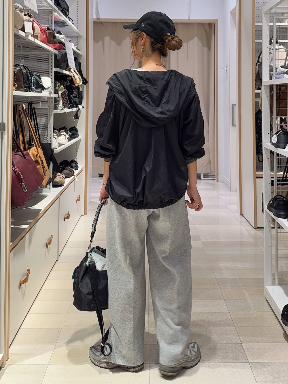 ホワイト系のTシャツ/カットソー、グレー系のTシャツ/カットソー、ブラック系のショルダーバッグを着用したレディースの秋コーディネートの4枚目の写真
