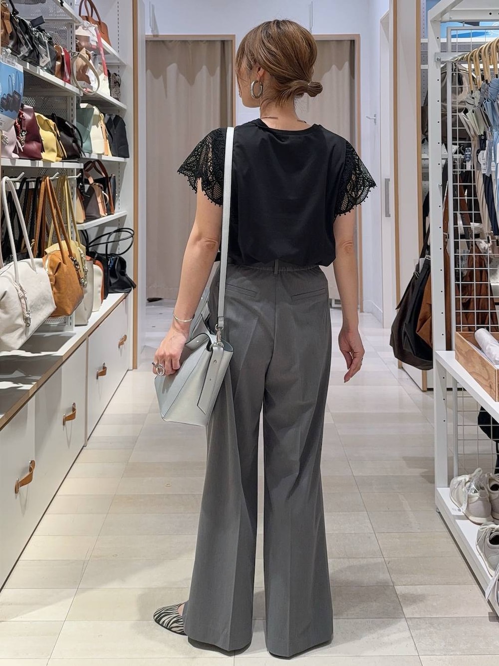 その他のパンプス、シルバー系のショルダーバッグ、グレー系のその他パンツを着用したレディースの夏コーディネートの5枚目の写真