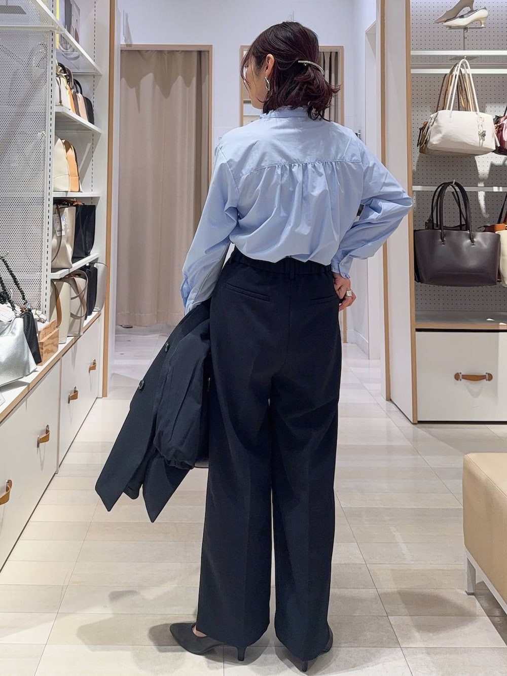 ブラック系のパンプス、ブルー系のシャツ/ブラウス、ブルー系のテーラードジャケットを着用したレディースの冬コーディネートの9枚目の写真