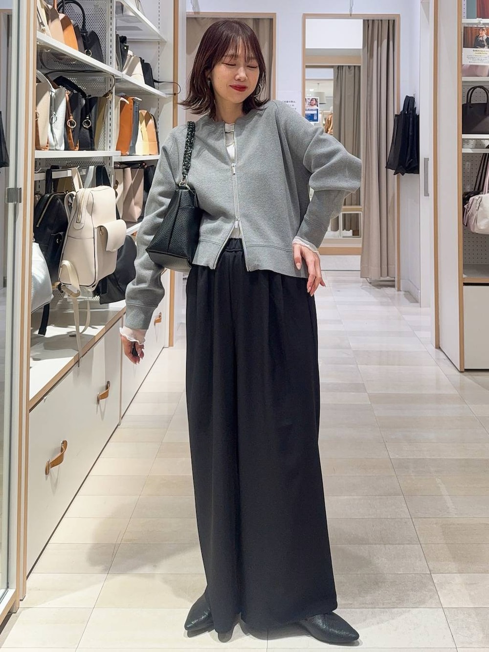 その他のショルダーバッグ、その他のパンプス、ブラウン系のニット/セーターを着用したレディースの春コーディネートの2枚目の写真