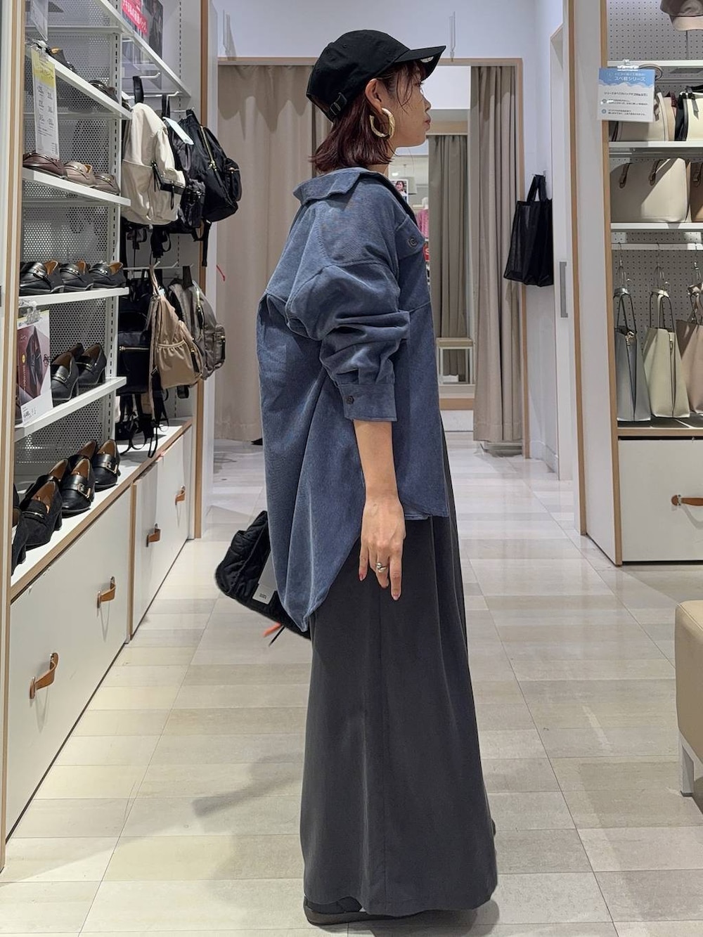 ブラック系のスニーカー、ブルー系のシャツ/ブラウス、グレー系のその他パンツを着用したレディースの秋コーディネートの7枚目の写真