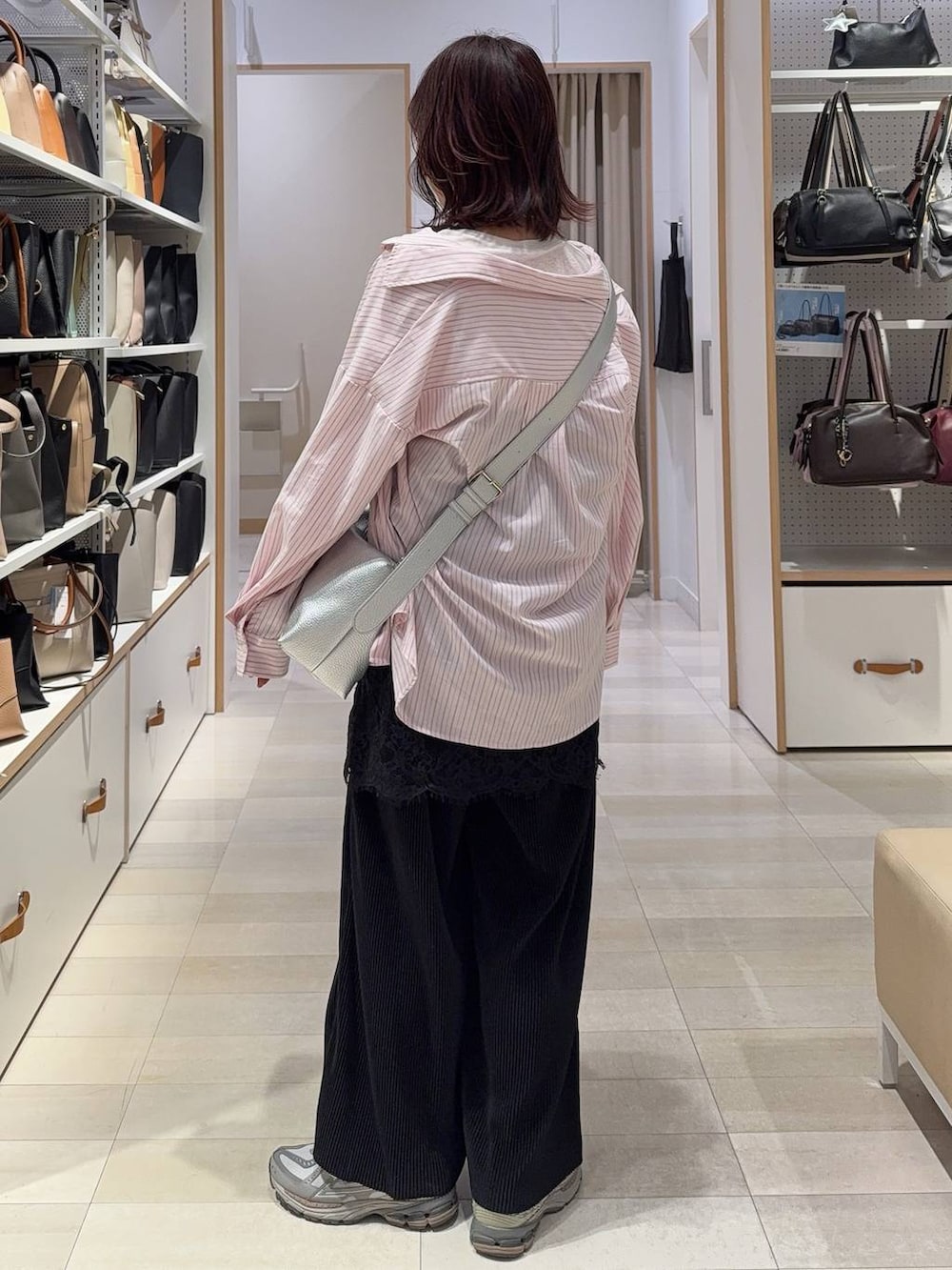 ホワイト系のブルゾン、ピンク系のシャツ/ブラウス、ホワイト系のTシャツ/カットソーを着用したレディースの春コーディネートの8枚目の写真
