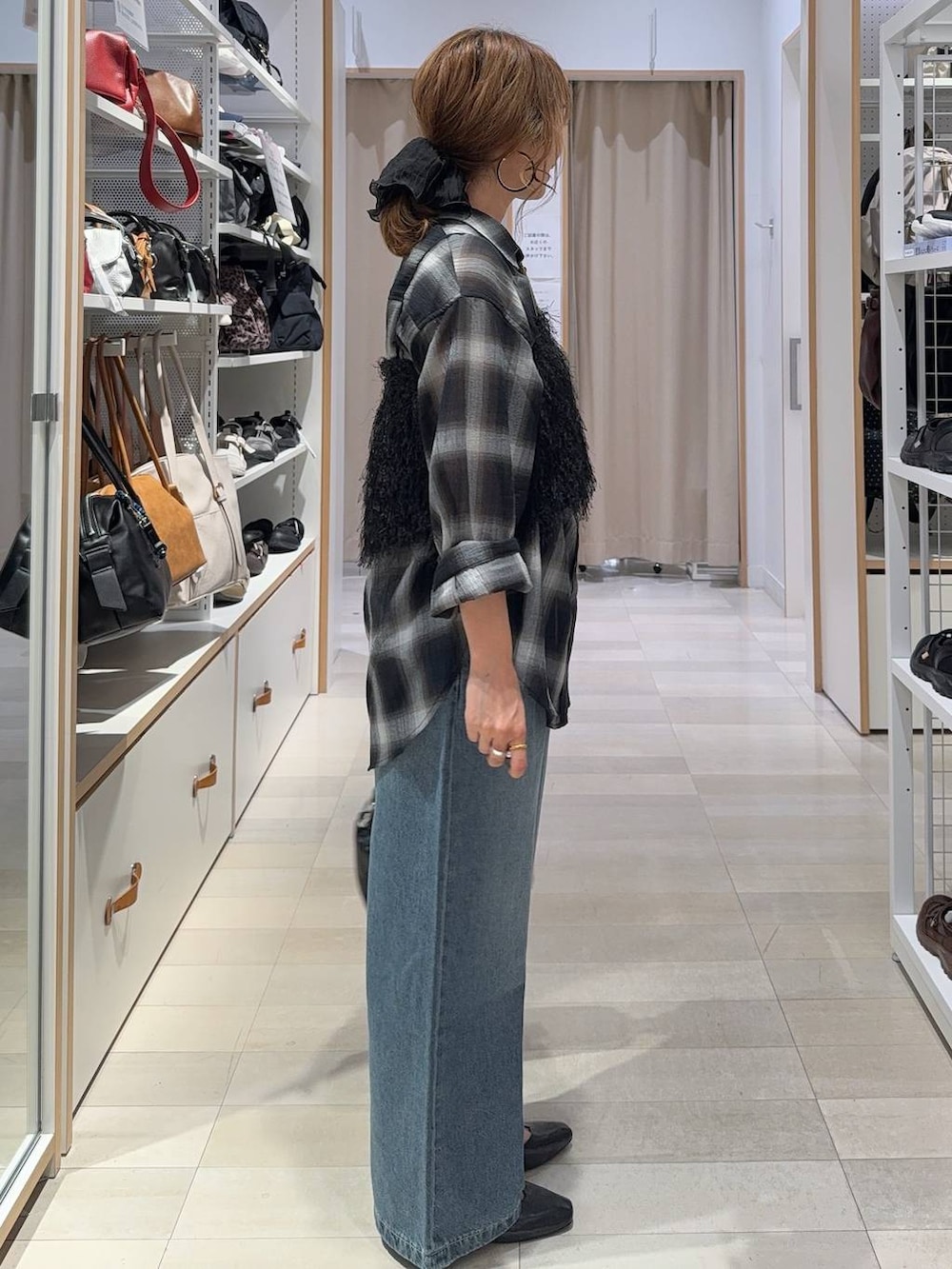 ブラック系のパンプス、ブラック系のシャツ/ブラウス、ブラック系のショルダーバッグを着用したレディースの夏コーディネートの4枚目の写真