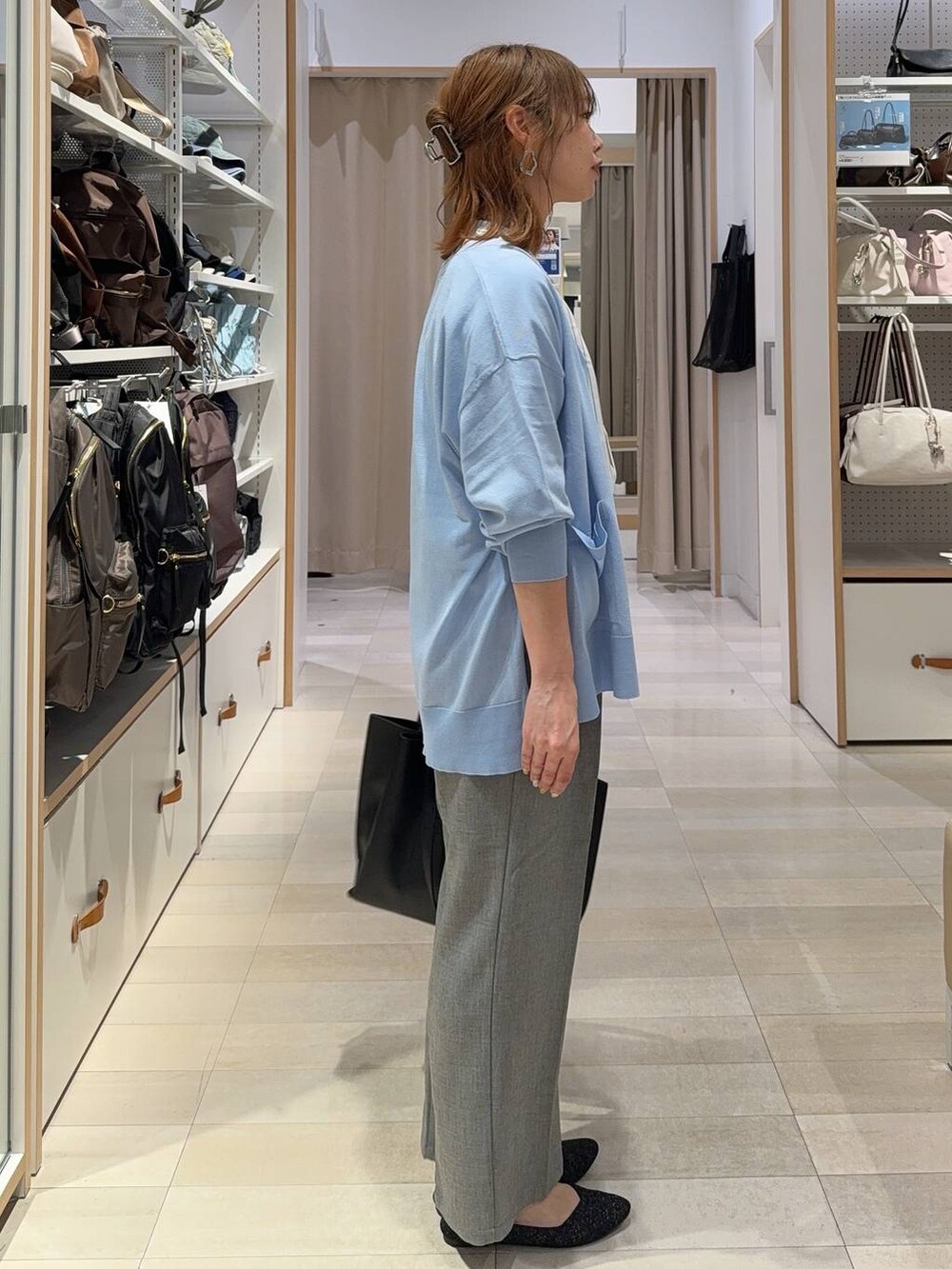 ブラック系のトートバッグ、グレー系のその他パンツ、ホワイト系のシャツ/ブラウスを着用したレディースの春コーディネートの4枚目の写真