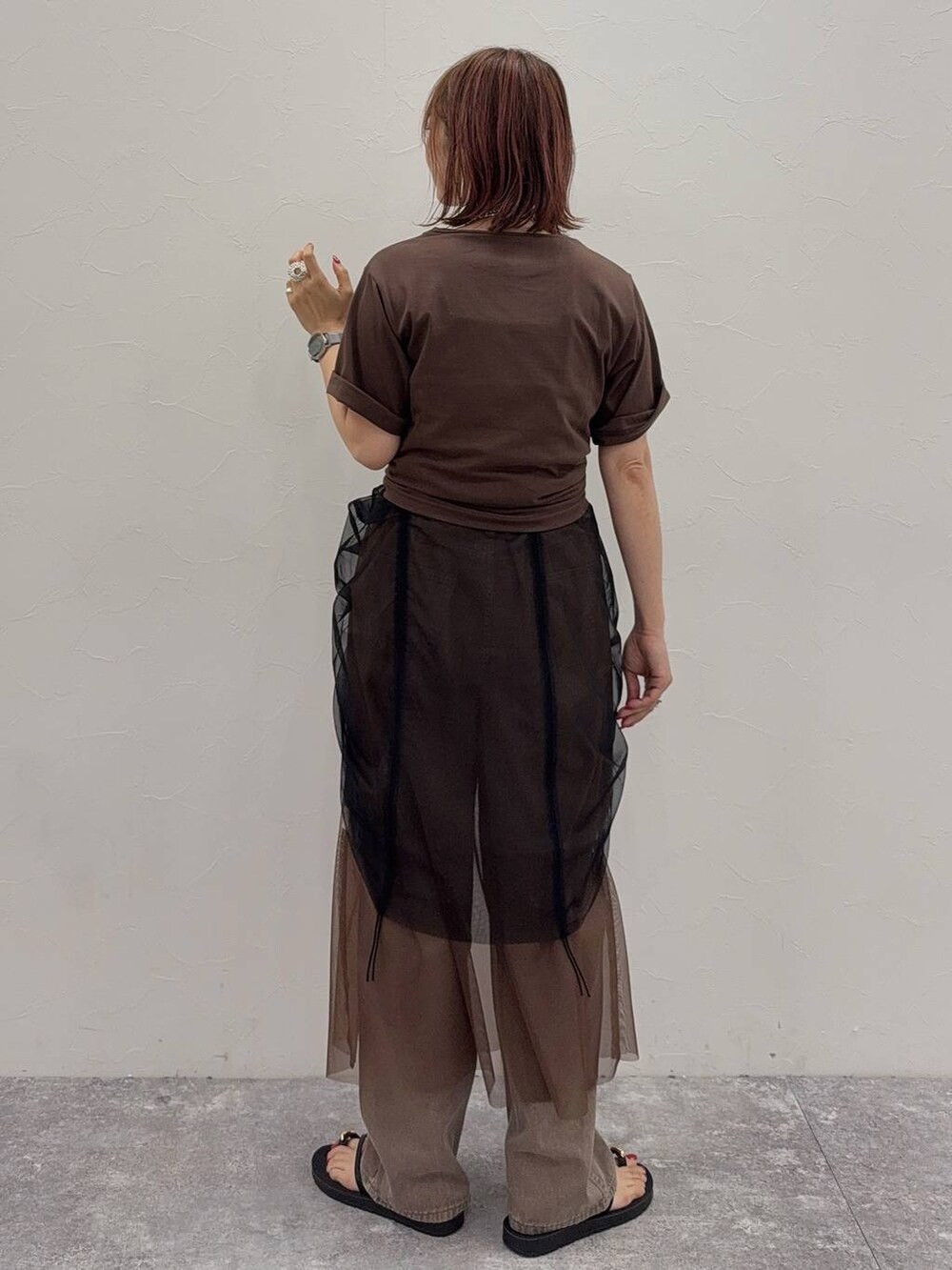 ホワイト系のTシャツ/カットソー、グリーン系のその他パンツ、ベージュ系のキャップを着用したレディースの夏コーディネートの6枚目の写真