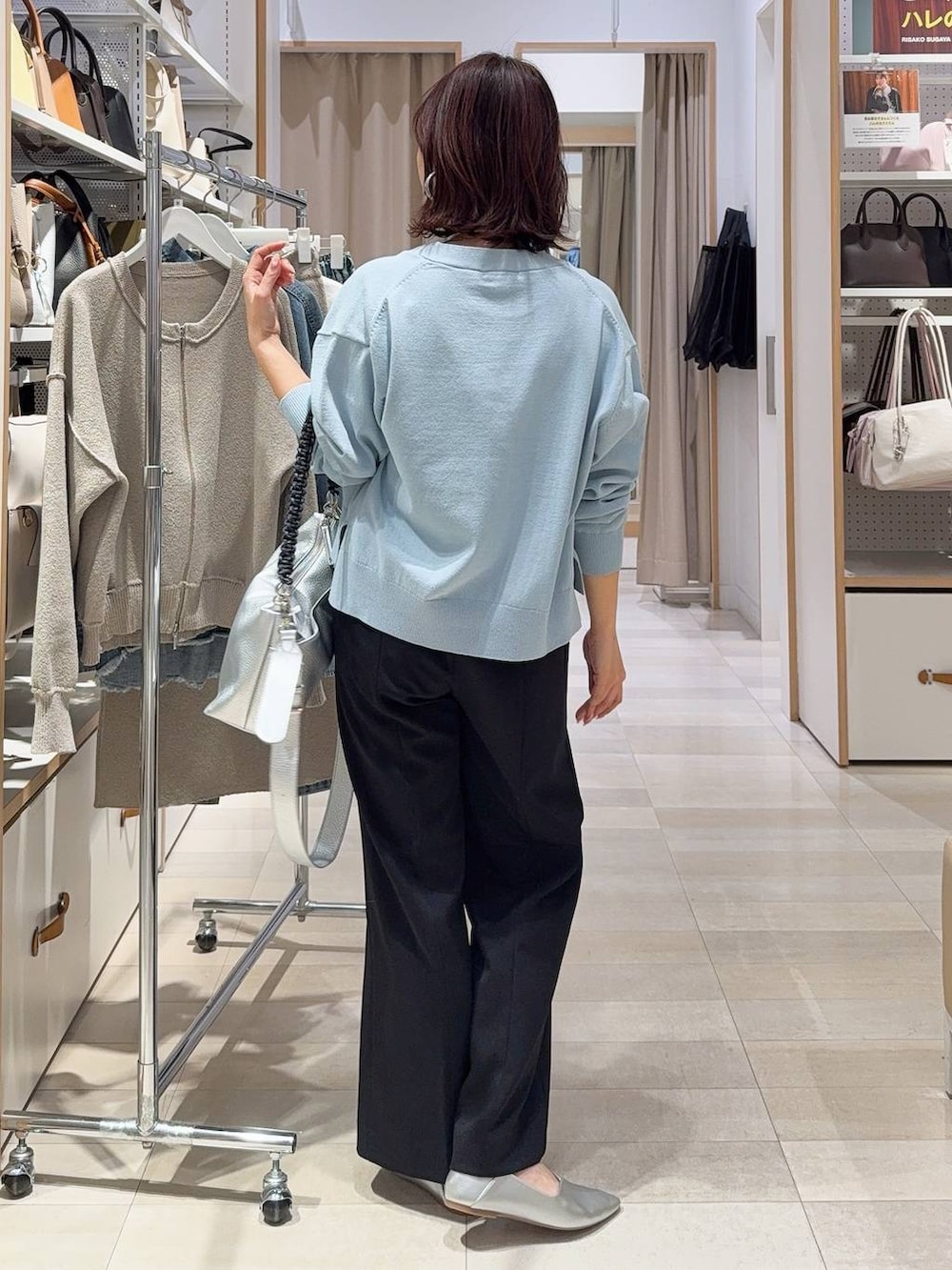 シルバー系のパンプス、ブラック系のキャミソール、ブラック系のその他パンツを着用したレディースの春コーディネートの8枚目の写真