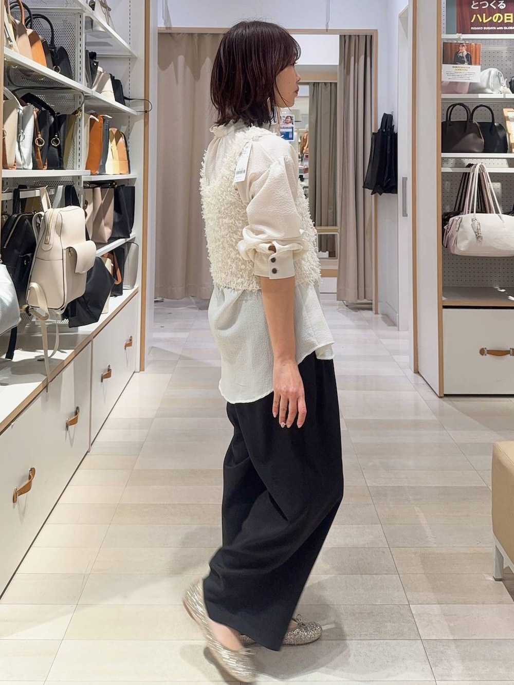 ゴールド系のバレエシューズ、ホワイト系のシャツ/ブラウス、ブラック系のその他パンツを着用したレディースの春コーディネートの3枚目の写真