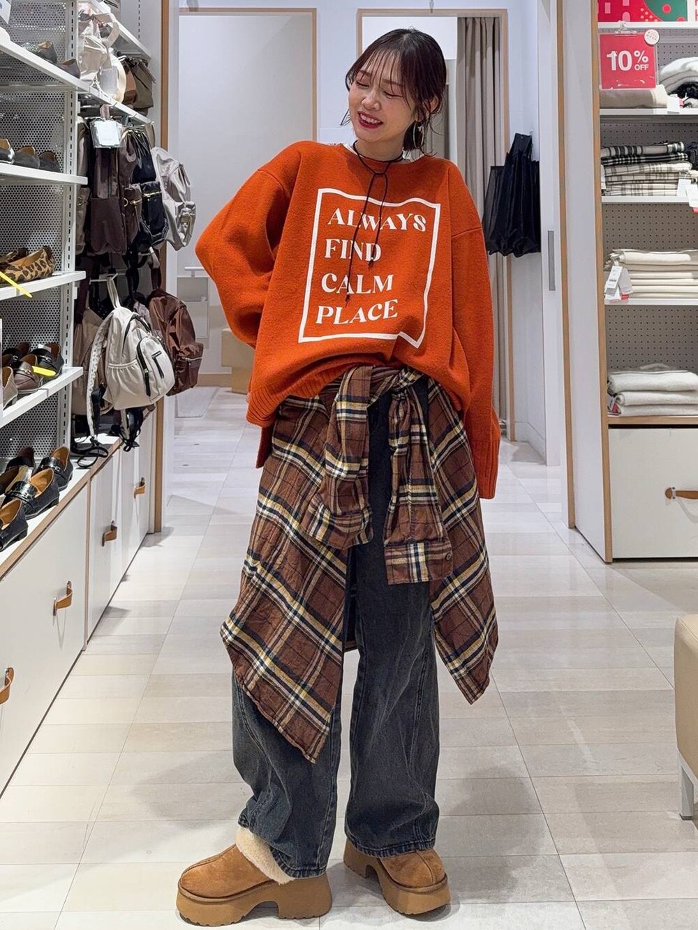 ブラック系のショルダーバッグ、ブラウン系のシャツ/ブラウス、イエロー系のブーツを着用したレディースの冬コーディネートの3枚目の写真