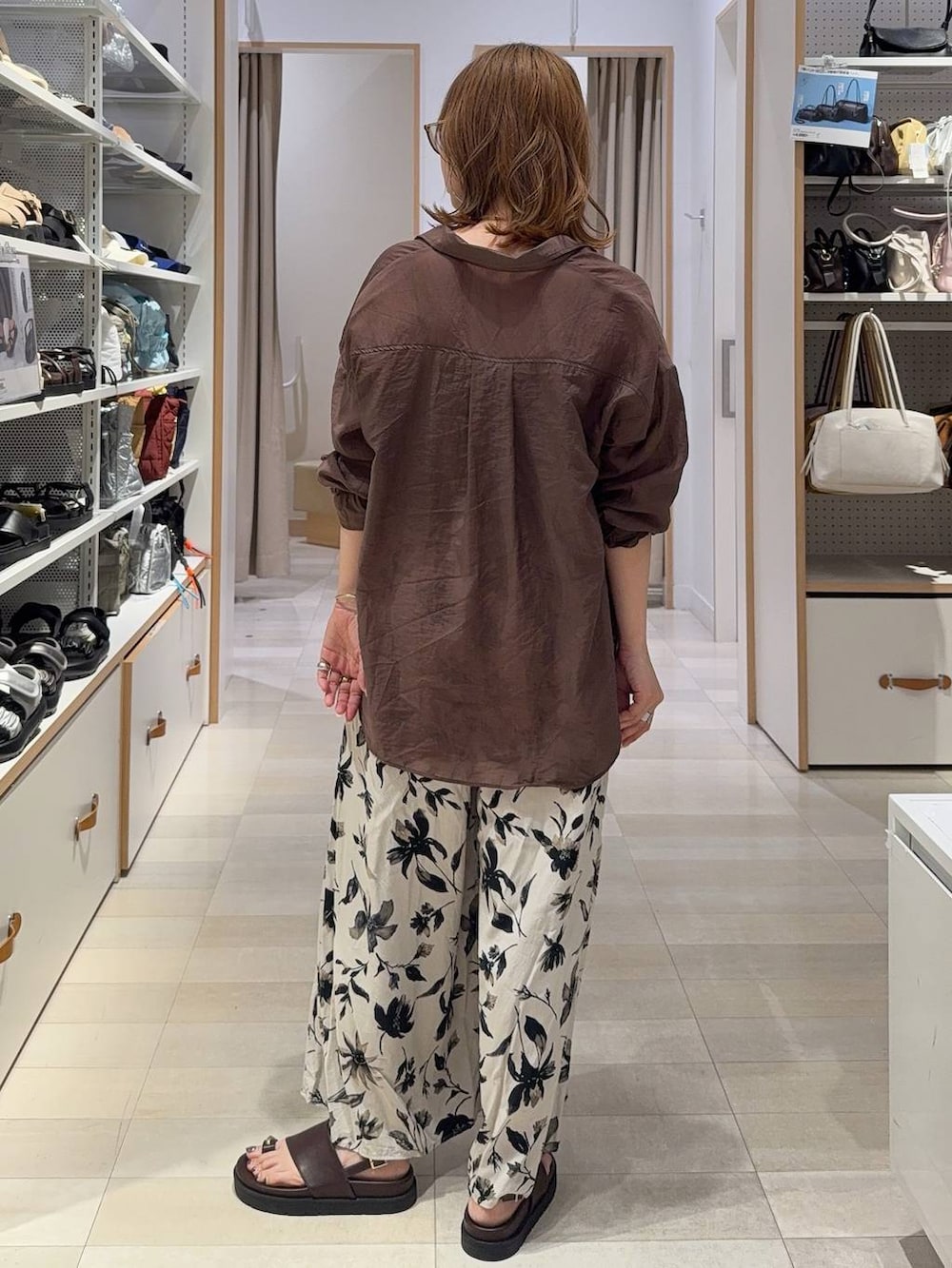 ブラウン系のキャミソール、ホワイト系のその他パンツ、ブラウン系のシャツ/ブラウスを着用したレディースの春コーディネートの7枚目の写真