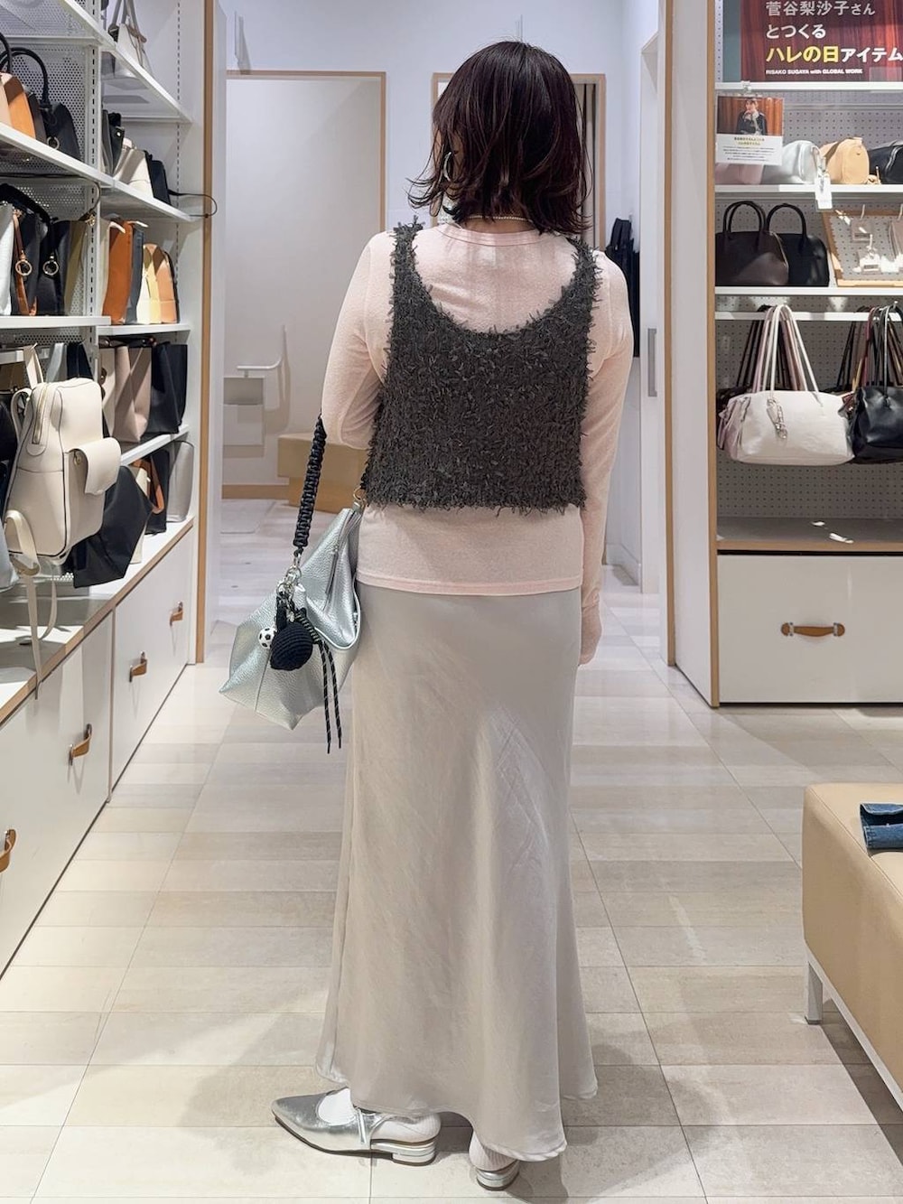 ピンク系のTシャツ/カットソー、ブルー系のシャツ/ブラウス、グレー系のスカートを着用したレディースの冬コーディネートの9枚目の写真