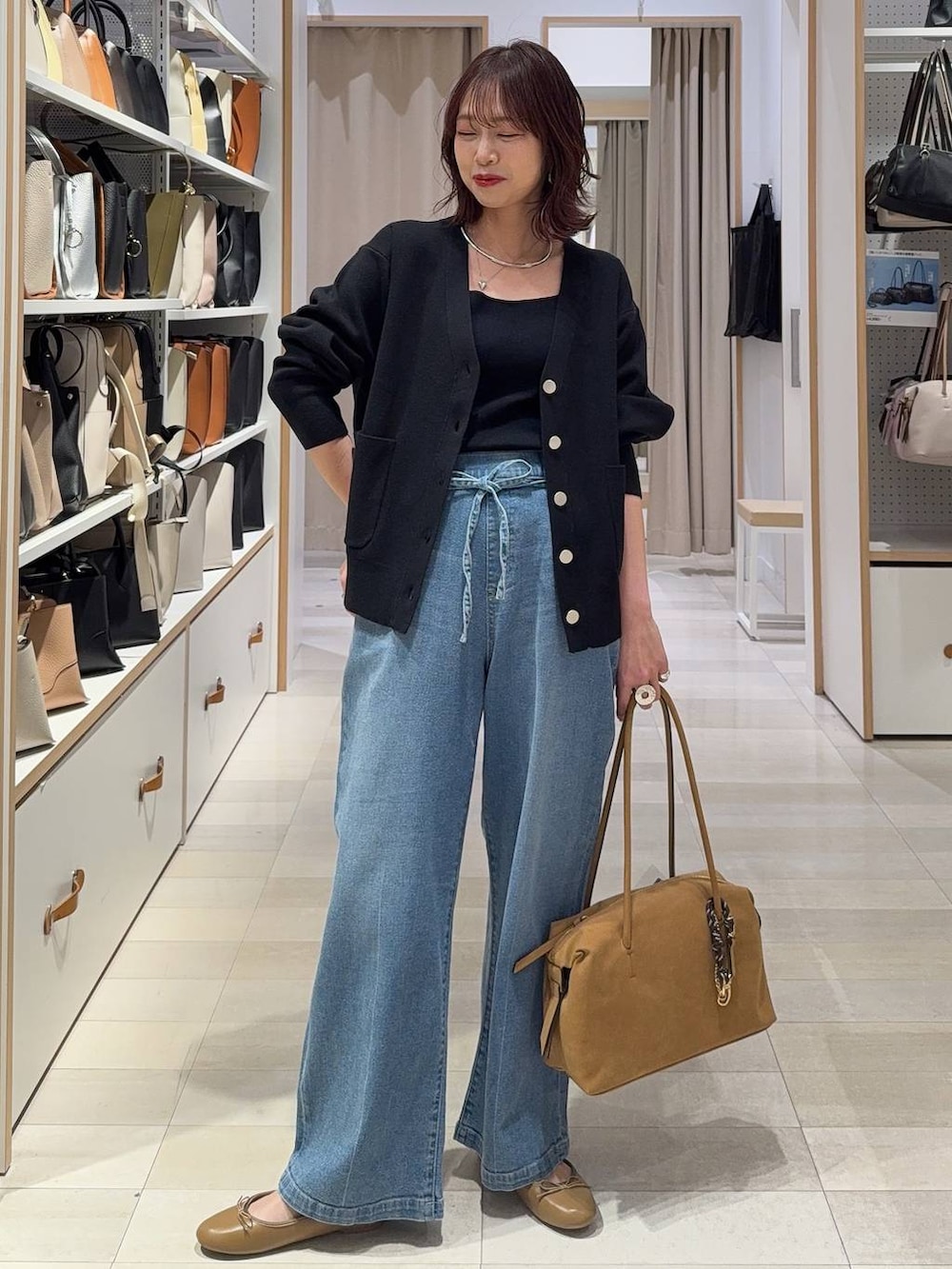 ブラック系のバレエシューズ、ブラック系のトートバッグ、ブラック系のカーディガン/ボレロを着用したレディースの春コーディネートの4枚目の写真