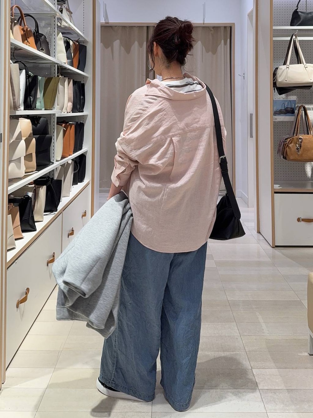 グレー系のブルゾン、ピンク系のシャツ/ブラウス、ブラウン系のボストンバッグを着用したレディースの春コーディネートの9枚目の写真