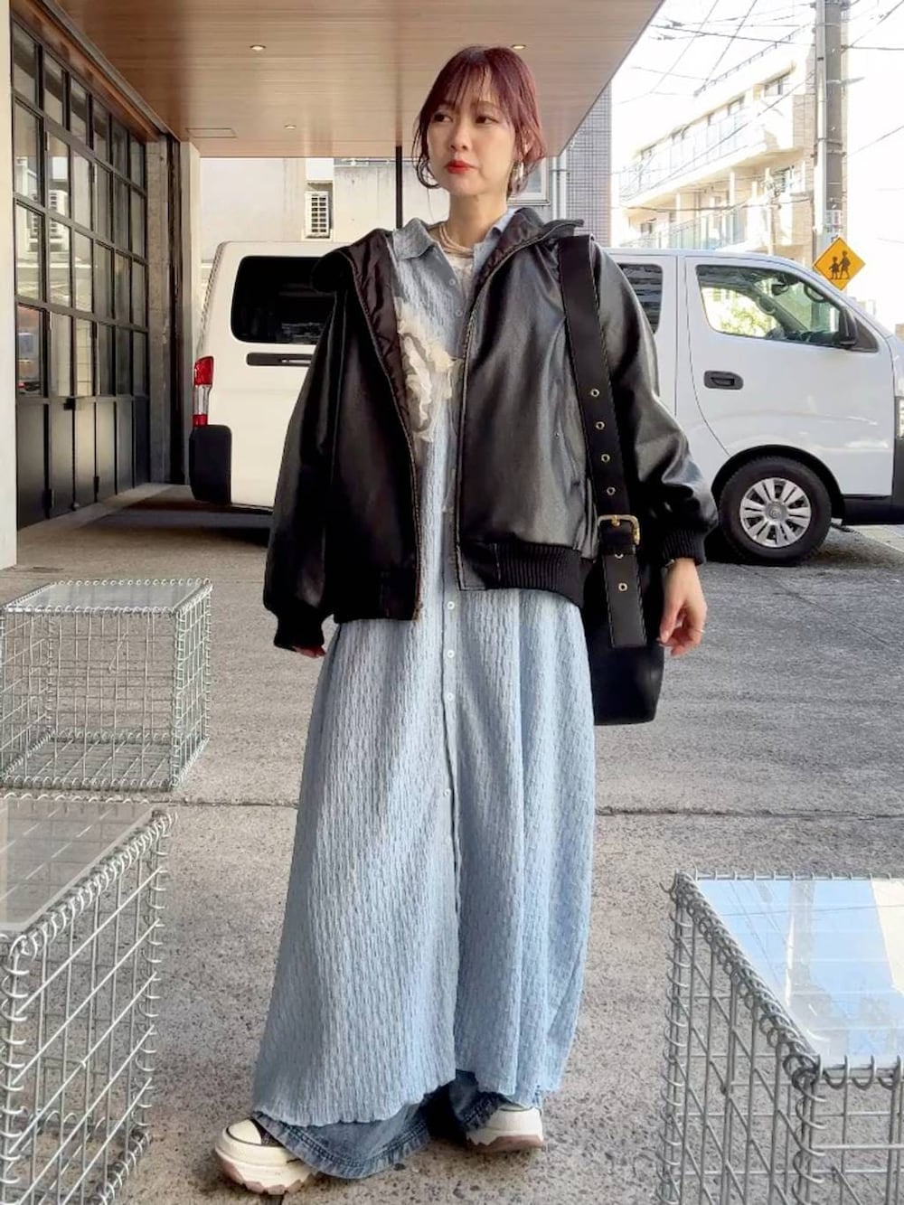 ホワイト系のキャミソール、ブラック系のショルダーバッグ、ホワイト系のTシャツ/カットソーを着用したレディースの冬コーディネートの2枚目の写真