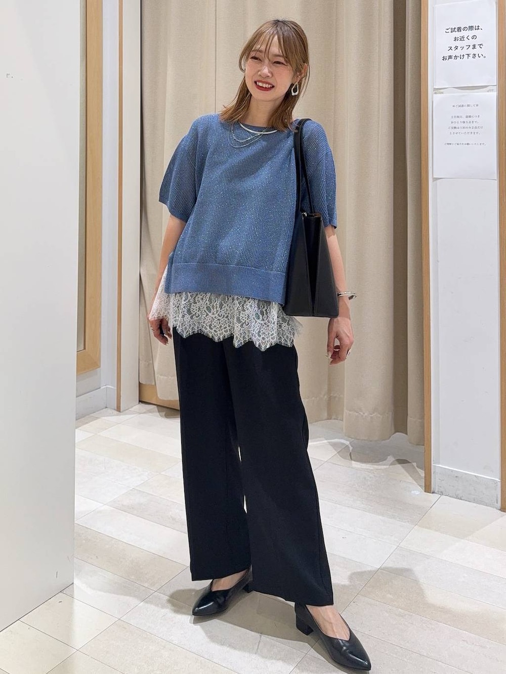 ブラック系のパンプス、ブラック系のトートバッグ、ブラック系のその他パンツを着用したレディースの春コーディネートの2枚目の写真