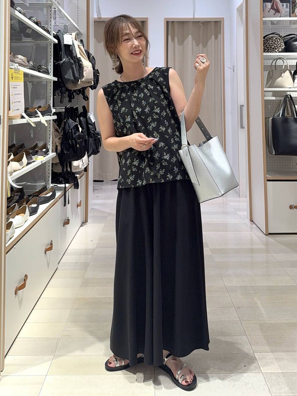 ホワイト系のショルダーバッグ、ホワイト系のシャツ/ブラウス、シルバー系のサンダルを着用したレディースの夏コーディネートの3枚目の写真