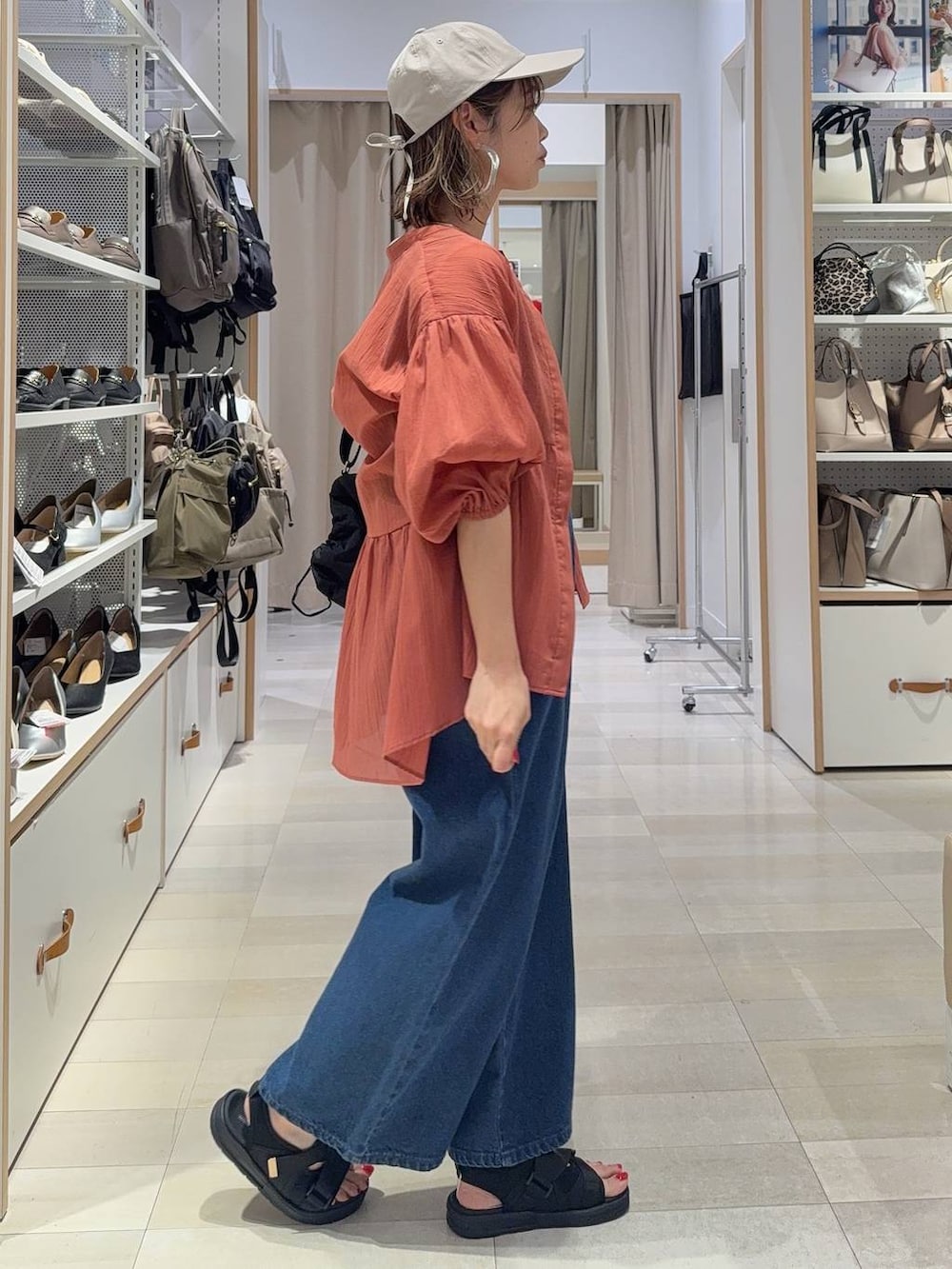 ブルー系のサロペット/オーバーオール、ピンク系のシャツ/ブラウス、ブラック系のショルダーバッグを着用したレディースの春コーディネートの6枚目の写真