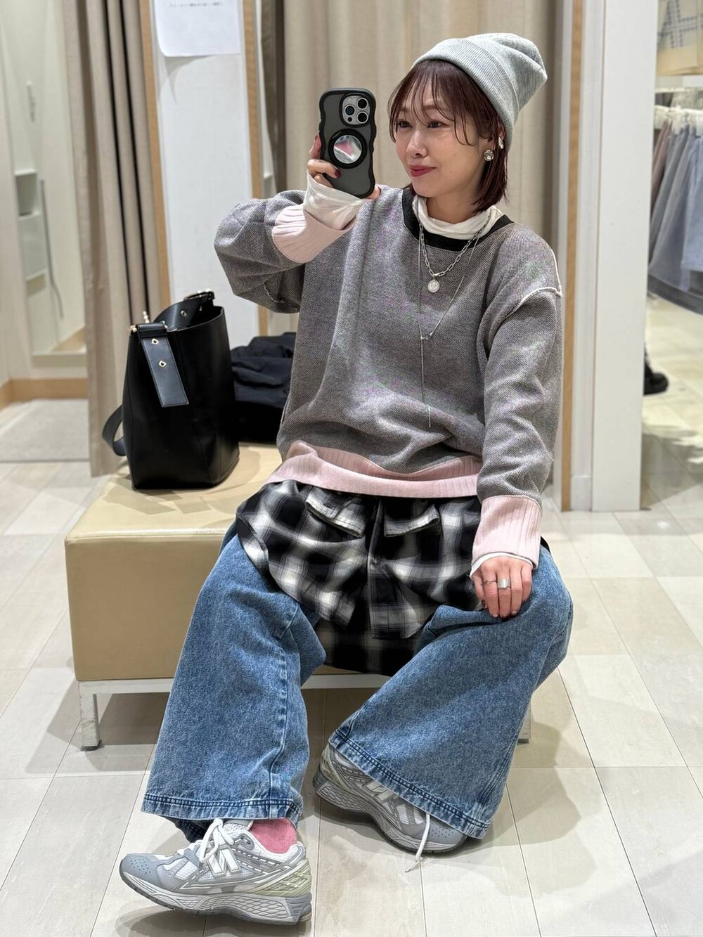 ブラック系のショルダーバッグ、ブラック系のその他アウター、ブラック系のシャツ/ブラウスを着用したレディースの冬コーディネートの2枚目の写真