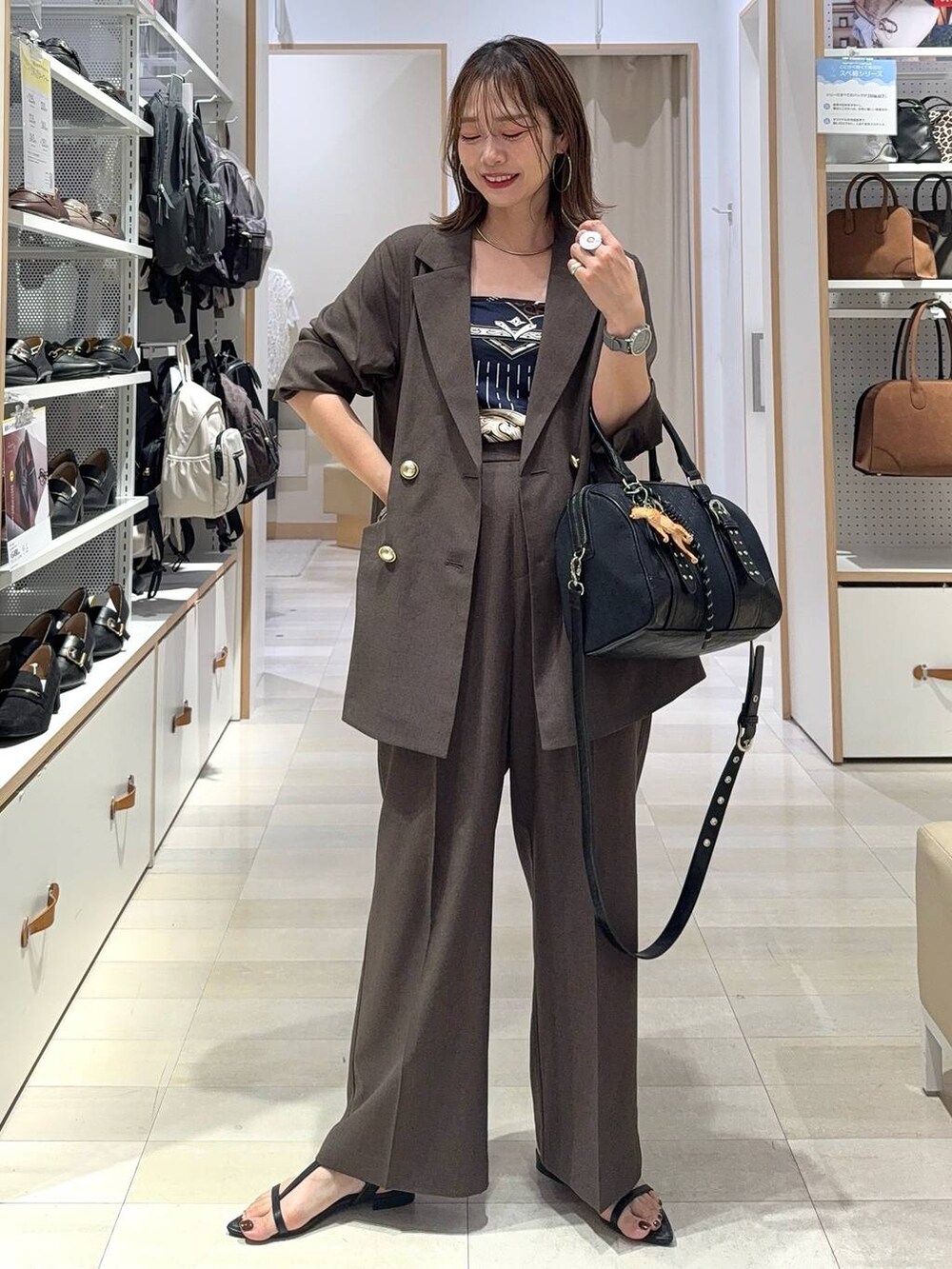 ブラック系のローファー、ホワイト系のキャミソール、ブラウン系のテーラードジャケットを着用したレディースの秋コーディネートの4枚目の写真