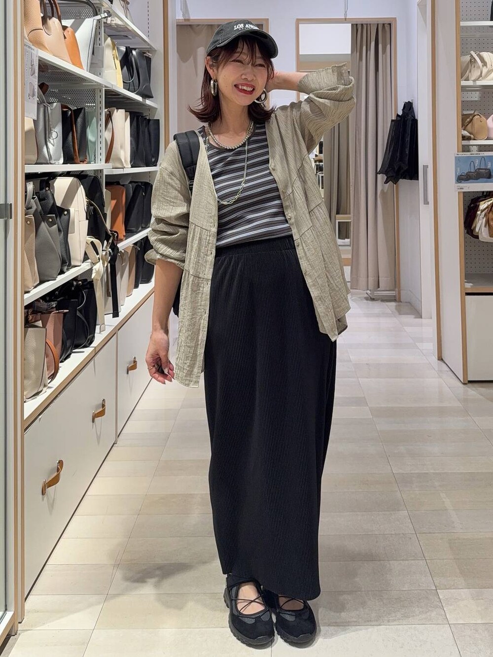 その他のパンプス、ベージュ系のその他パンツ、シルバー系のネックレスを着用したレディースの春コーディネートの5枚目の写真