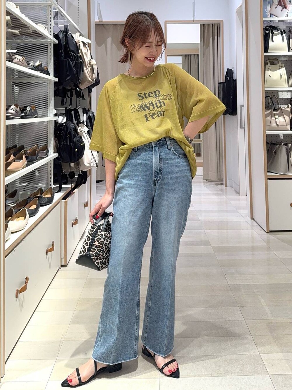 ホワイト系のショルダーバッグ、シルバー系のカーディガン/ボレロ、その他のTシャツ/カットソーを着用したレディースの夏コーディネートの2枚目の写真