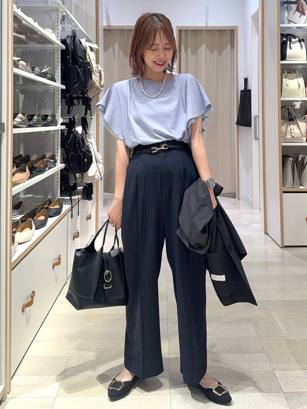 パープル系のTシャツ/カットソー、シルバー系のショルダーバッグ、グレー系のサンダルを着用したレディースの夏コーディネートの3枚目の写真