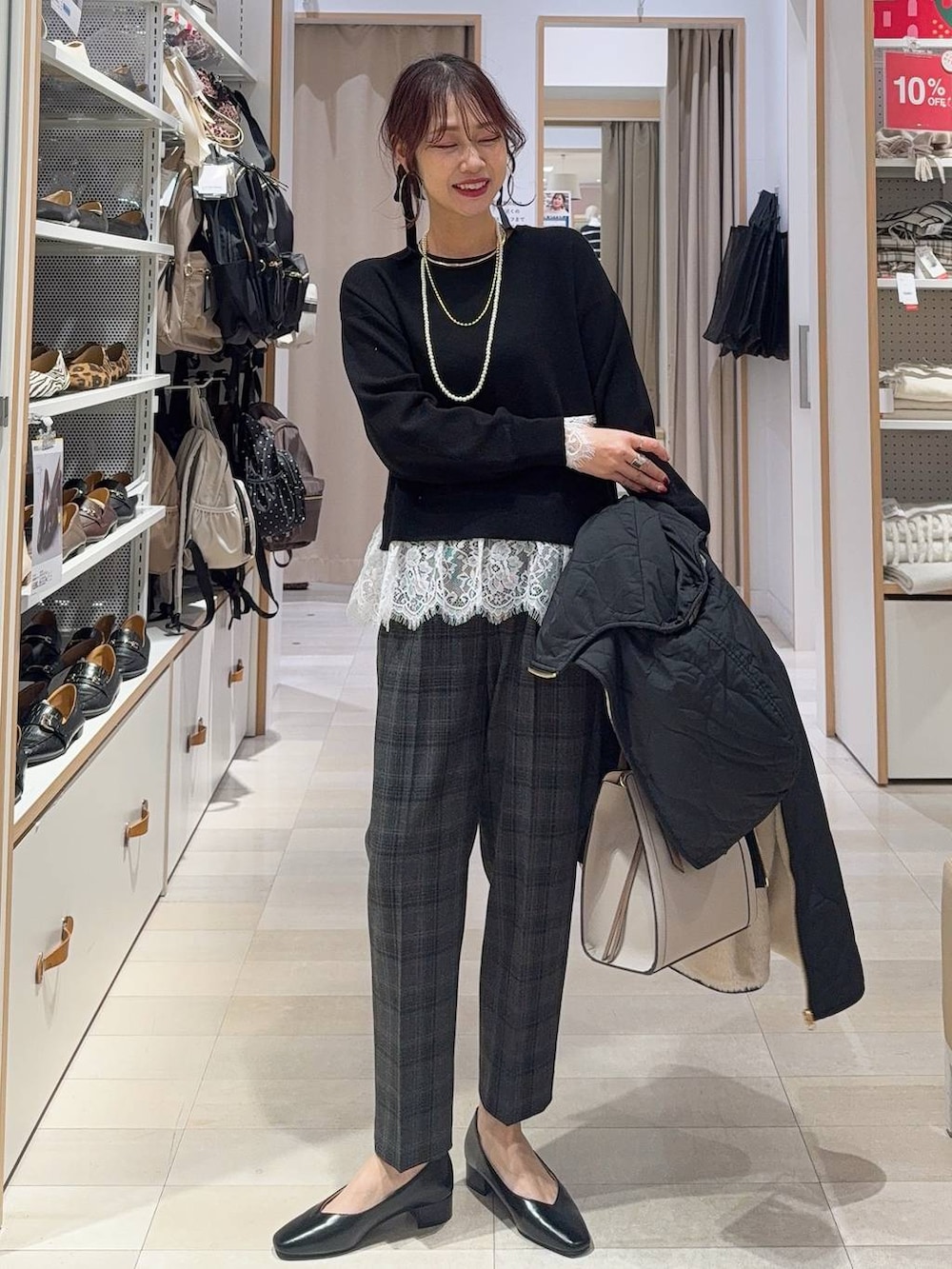 その他のパンプス、ブルー系のデニムパンツ、ブラウン系のチェスターコートを着用したレディースの冬コーディネートの4枚目の写真