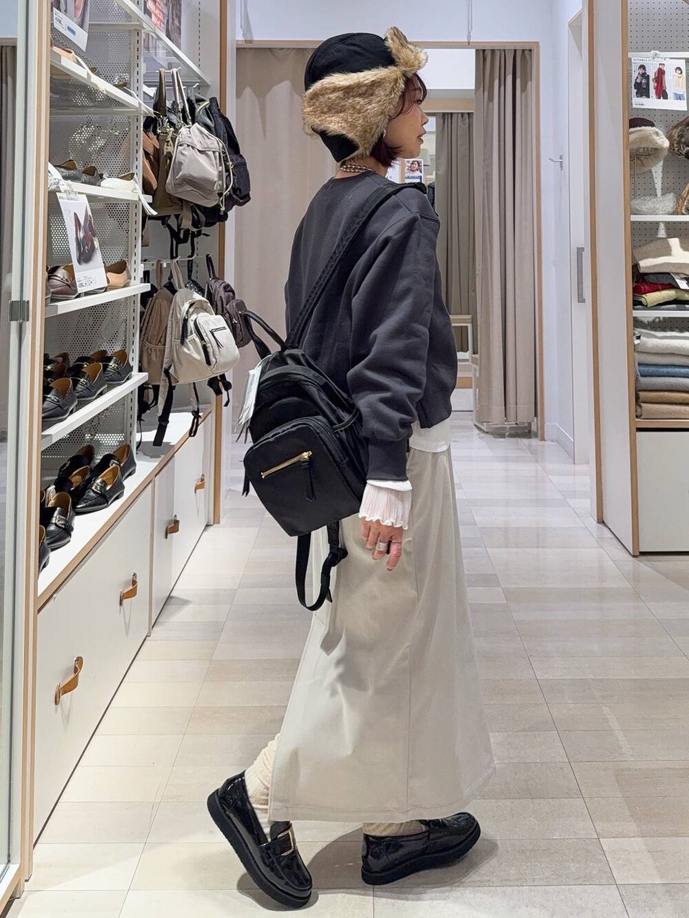 ブラック系のローファー、グレー系のカーディガン/ボレロ、ホワイト系のTシャツ/カットソーを着用したレディースの冬コーディネートの7枚目の写真