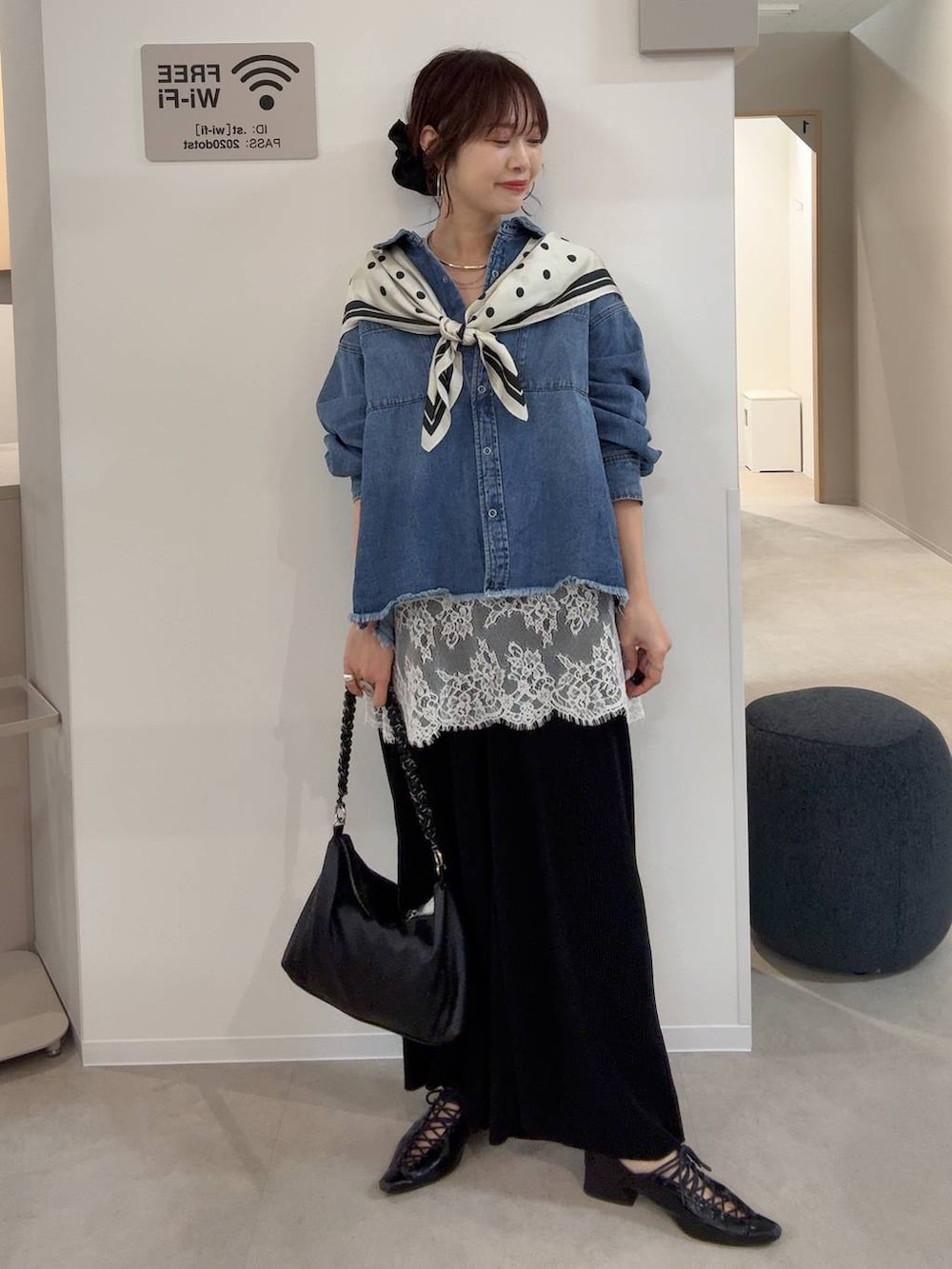 ブルー系のシャツ/ブラウス、ホワイト系のキャミソール、ブラック系のその他パンツを着用したレディースの春コーディネートの2枚目の写真