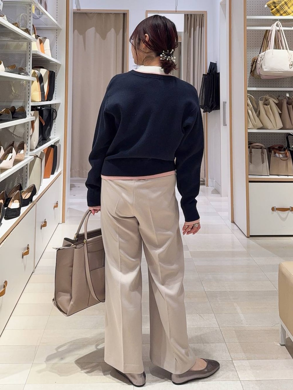 その他のパンプス、ホワイト系のニット/セーター、ベージュ系のその他パンツを着用したレディースの冬コーディネートの5枚目の写真