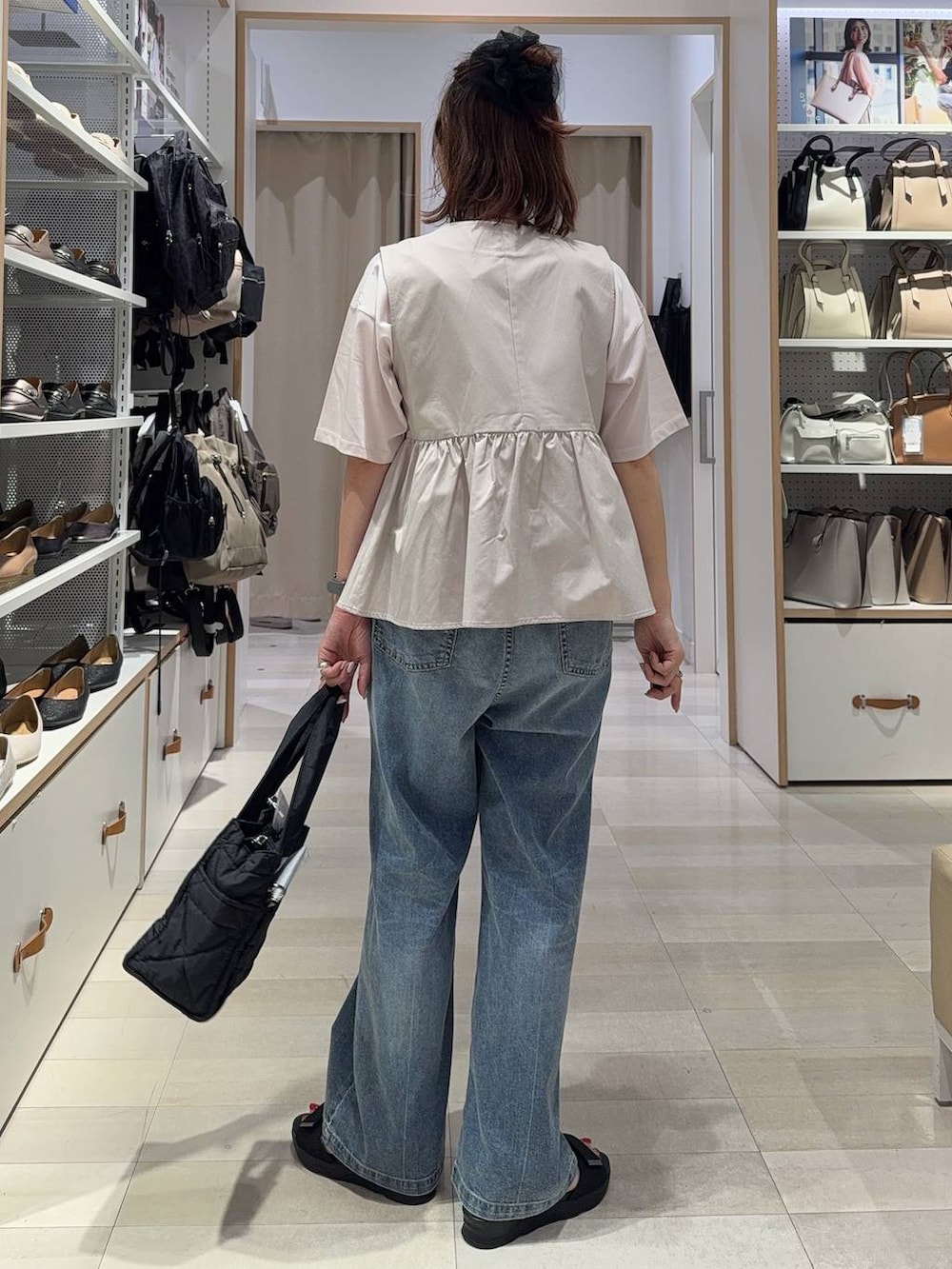 ピンク系のTシャツ/カットソー、ブラック系のトートバッグ、ブラック系のサンダルを着用したレディースの夏コーディネートの4枚目の写真