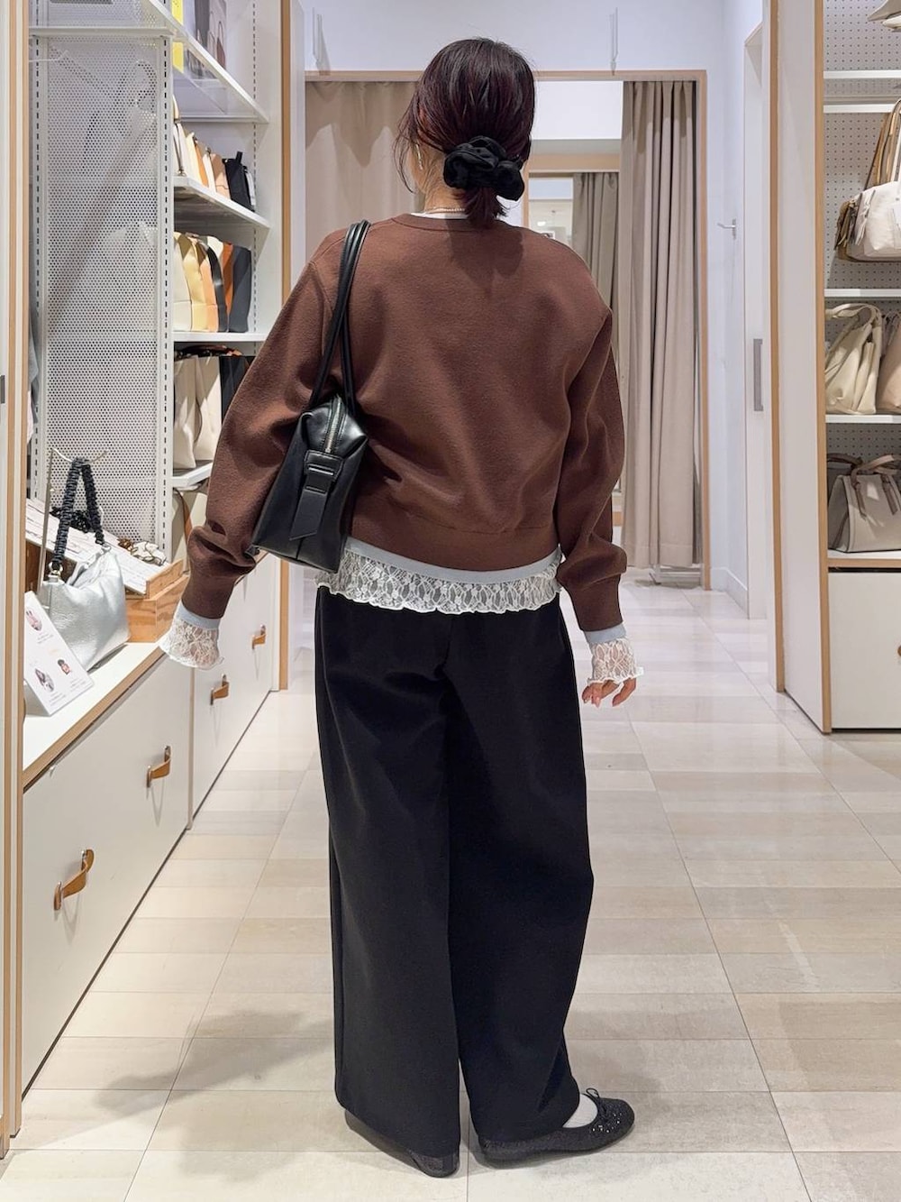 ブラック系のバレエシューズ、ブラック系のボストンバッグ、ホワイト系のTシャツ/カットソーを着用したレディースの冬コーディネートの8枚目の写真