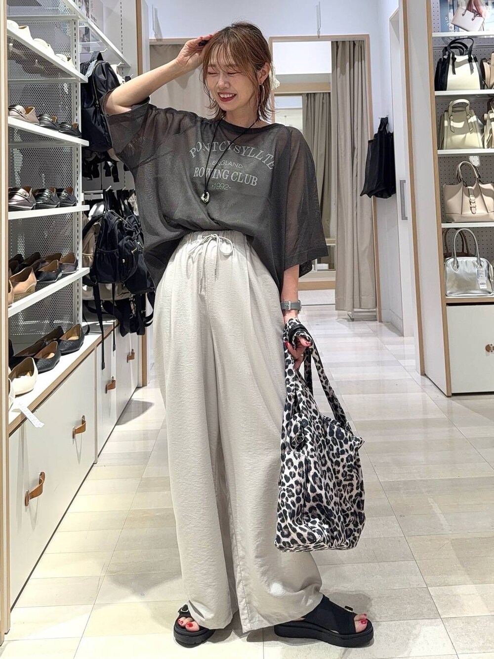 ブラック系のキャミソール、その他のトートバッグ、ブラック系のサンダルを着用したレディースの夏コーディネートの3枚目の写真