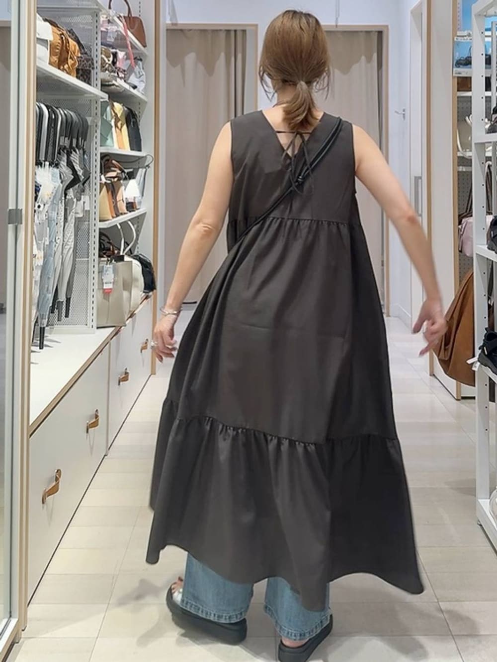ブルー系のデニムパンツ、グレー系のワンピース、ブラウン系のTシャツ/カットソーを着用したレディースの夏コーディネートの7枚目の写真