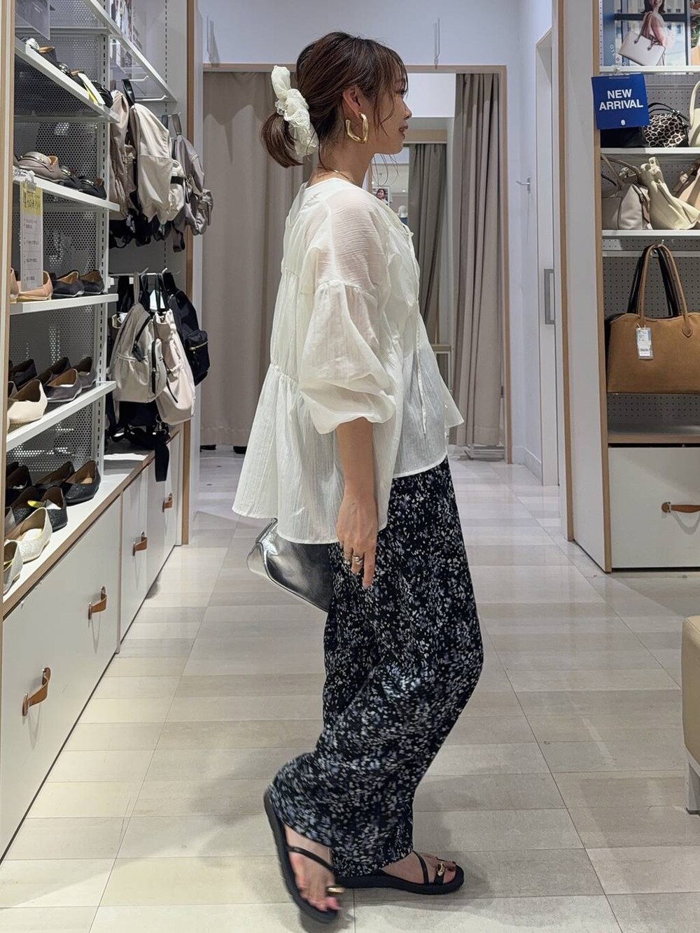 シルバー系のショルダーバッグ、ホワイト系のタンクトップ、その他のその他パンツを着用したレディースの夏コーディネートの3枚目の写真