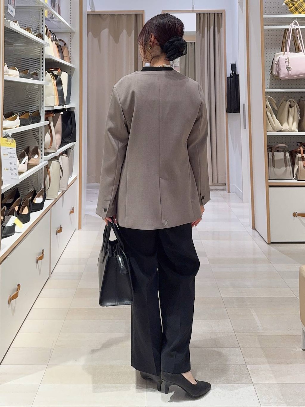 ブラック系のパンプス、ブラック系のショルダーバッグ、ブラック系のその他パンツを着用したレディースの冬コーディネートの5枚目の写真