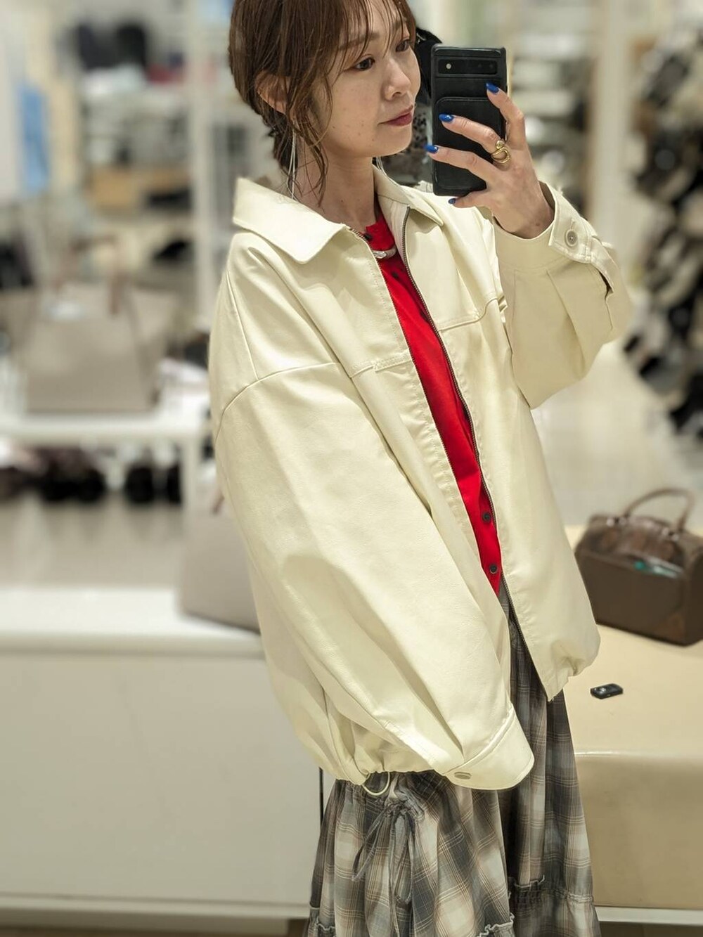 「きれいめ、体型カバー、カジュアル、ベーシック/シンプル、着痩せ・細見え、ママコーデ、GLOBAL WORK」|「GLOBAL WORKのマルチWAYパールチャーム/251929(キーケース/キーアクセサリー、ブルー系)」を使った、せこ子さん(レディース・159cm)の春コーディネートの3枚目の写真