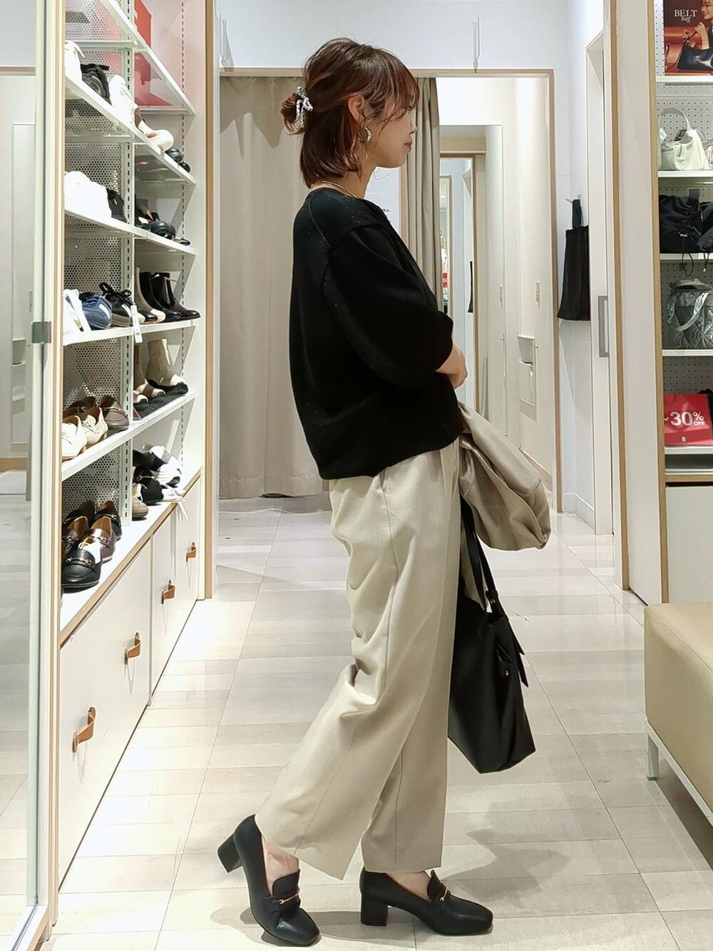 ブラック系のローファー、ブラック系のニット/セーター、ベージュ系のその他パンツを着用したレディースの春コーディネートの6枚目の写真